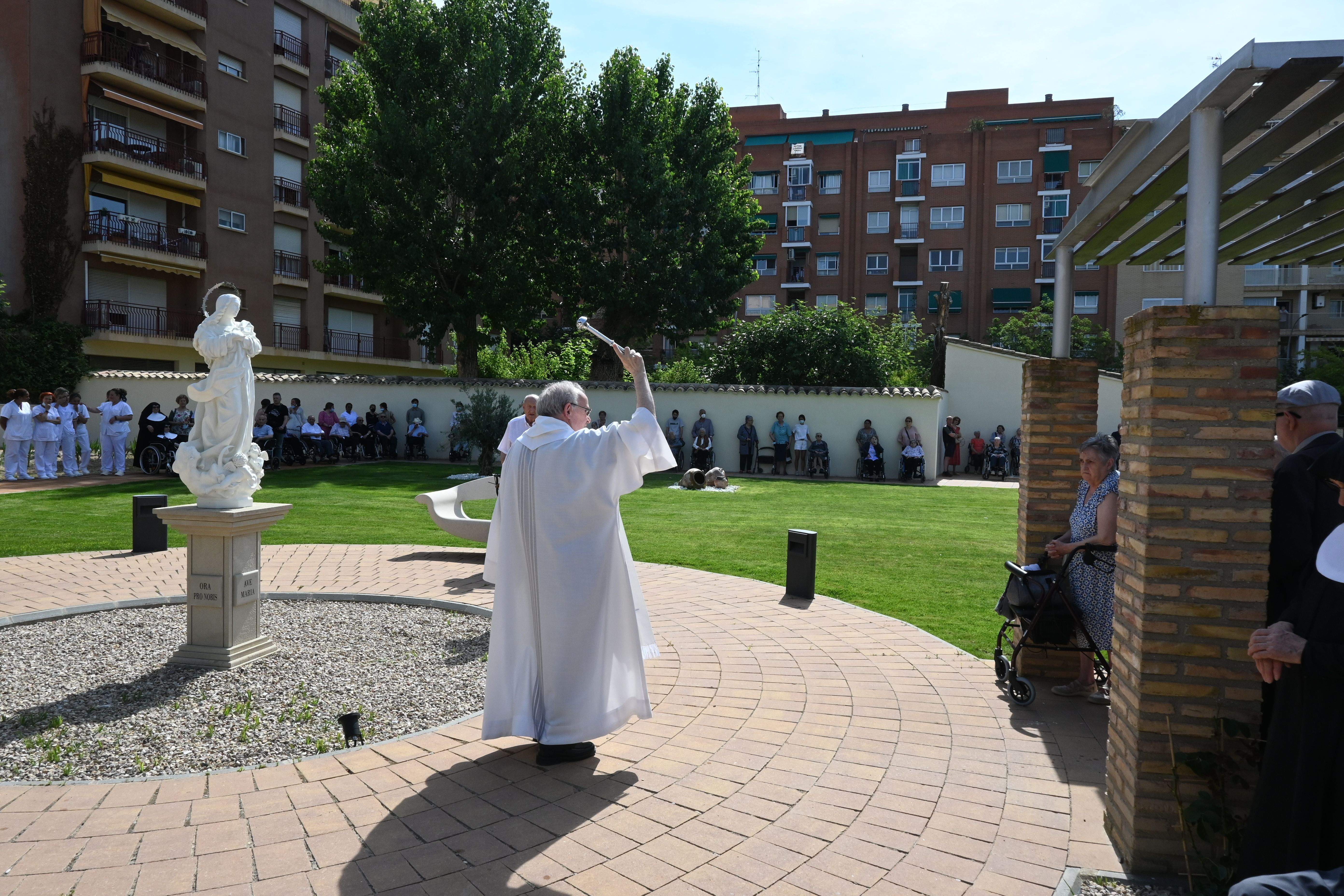 Bendición de las obras en patios y jardines de la Residencia Saturnino López Novoa de Huesca. Foto Carlos Jalle