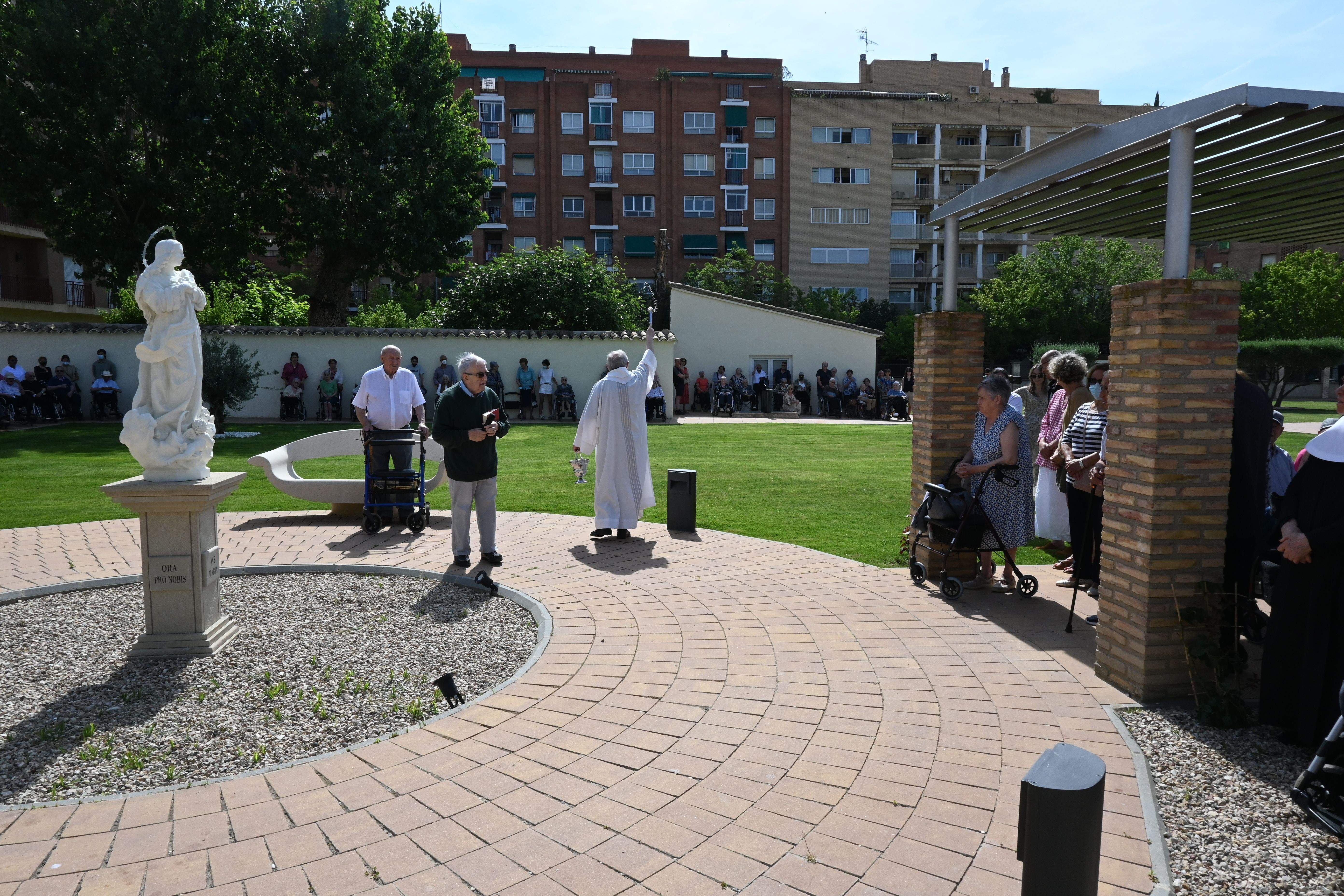 Bendición de las obras en patios y jardines de la Residencia Saturnino López Novoa de Huesca. Foto Carlos Jalle