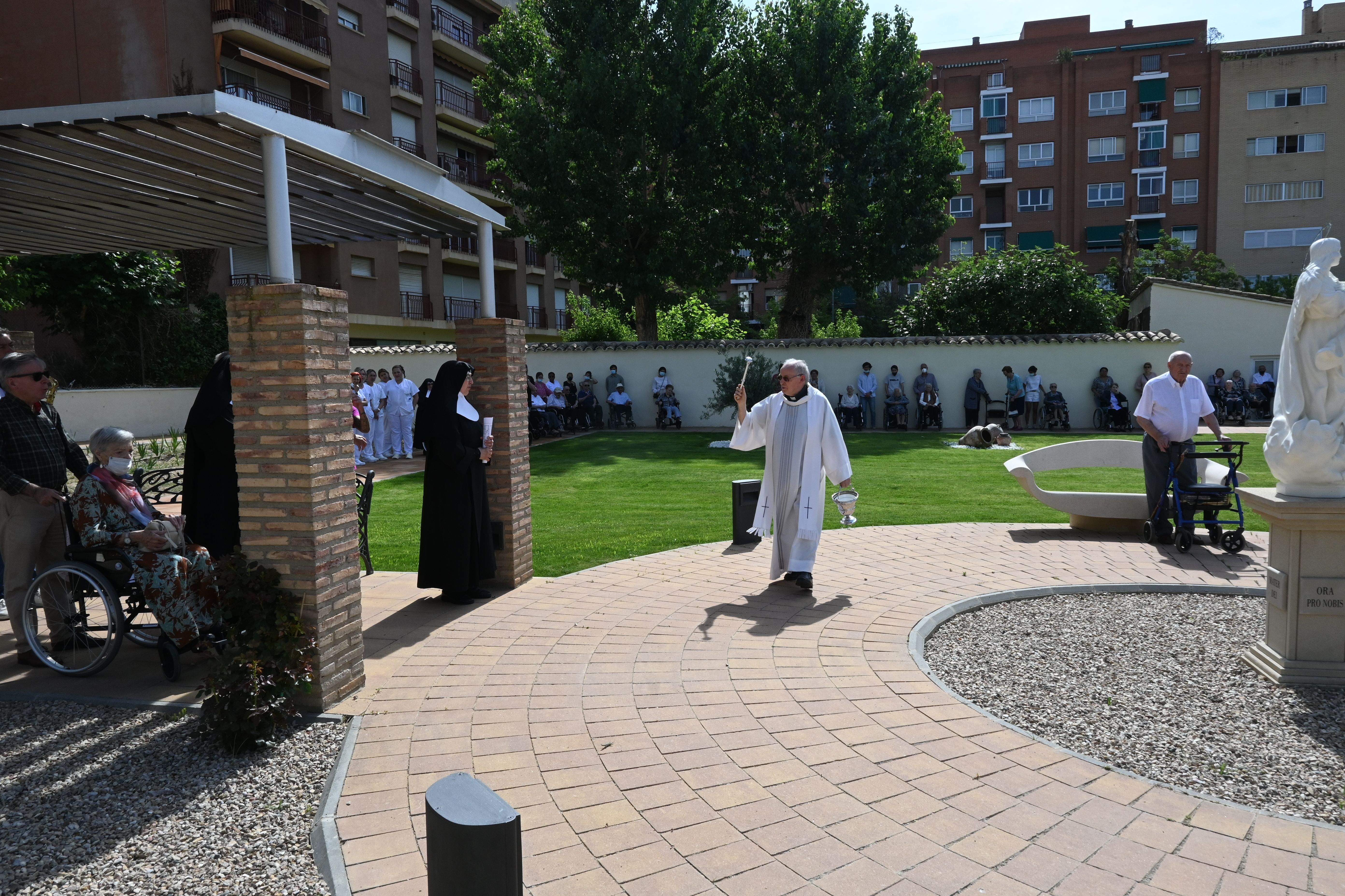 Bendición de las obras en patios y jardines de la Residencia Saturnino López Novoa de Huesca. Foto Carlos Jalle