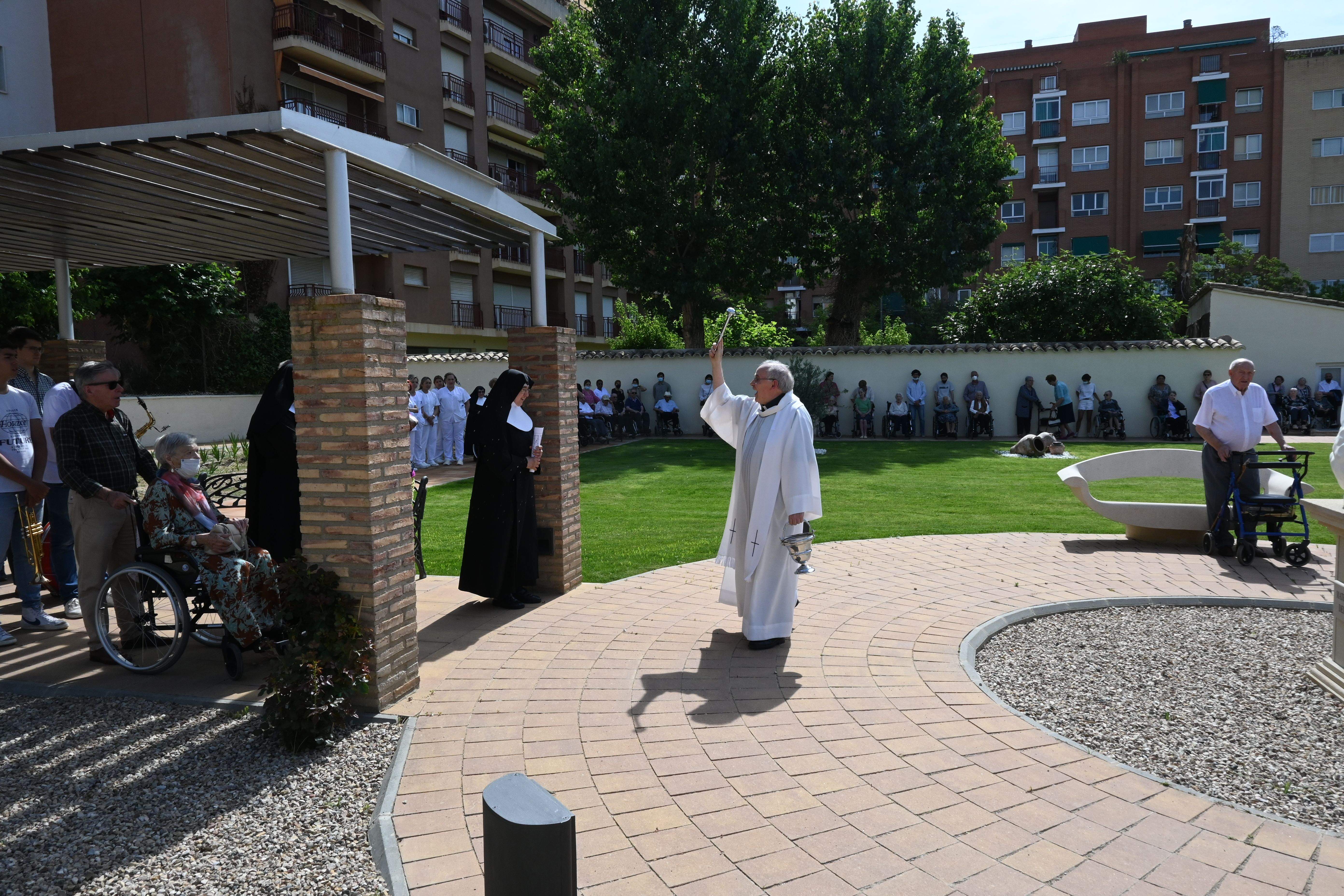 Bendición de las obras en patios y jardines de la Residencia Saturnino López Novoa de Huesca. Foto Carlos Jalle