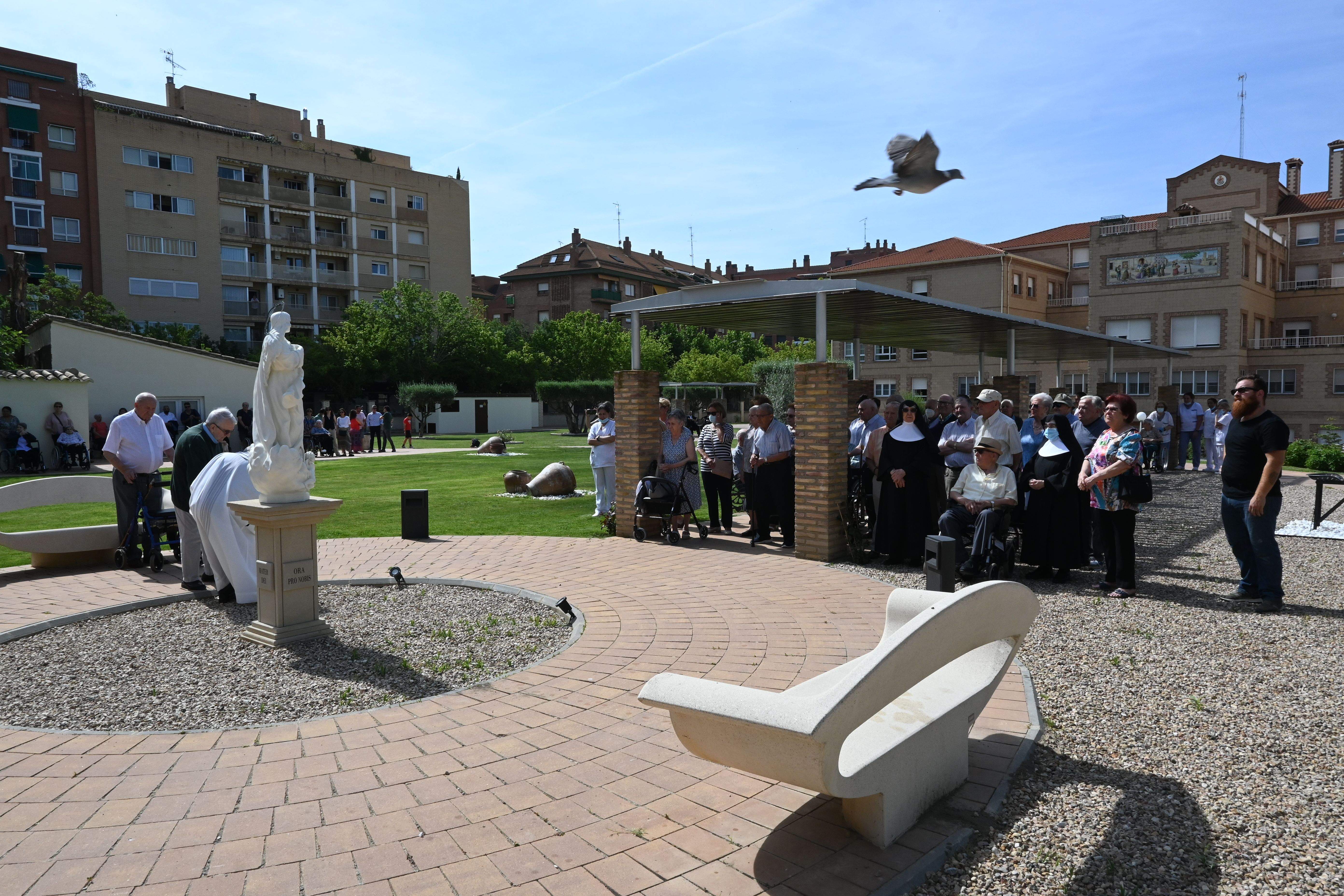 Bendición de las obras en patios y jardines de la Residencia Saturnino López Novoa de Huesca. Foto Carlos Jalle