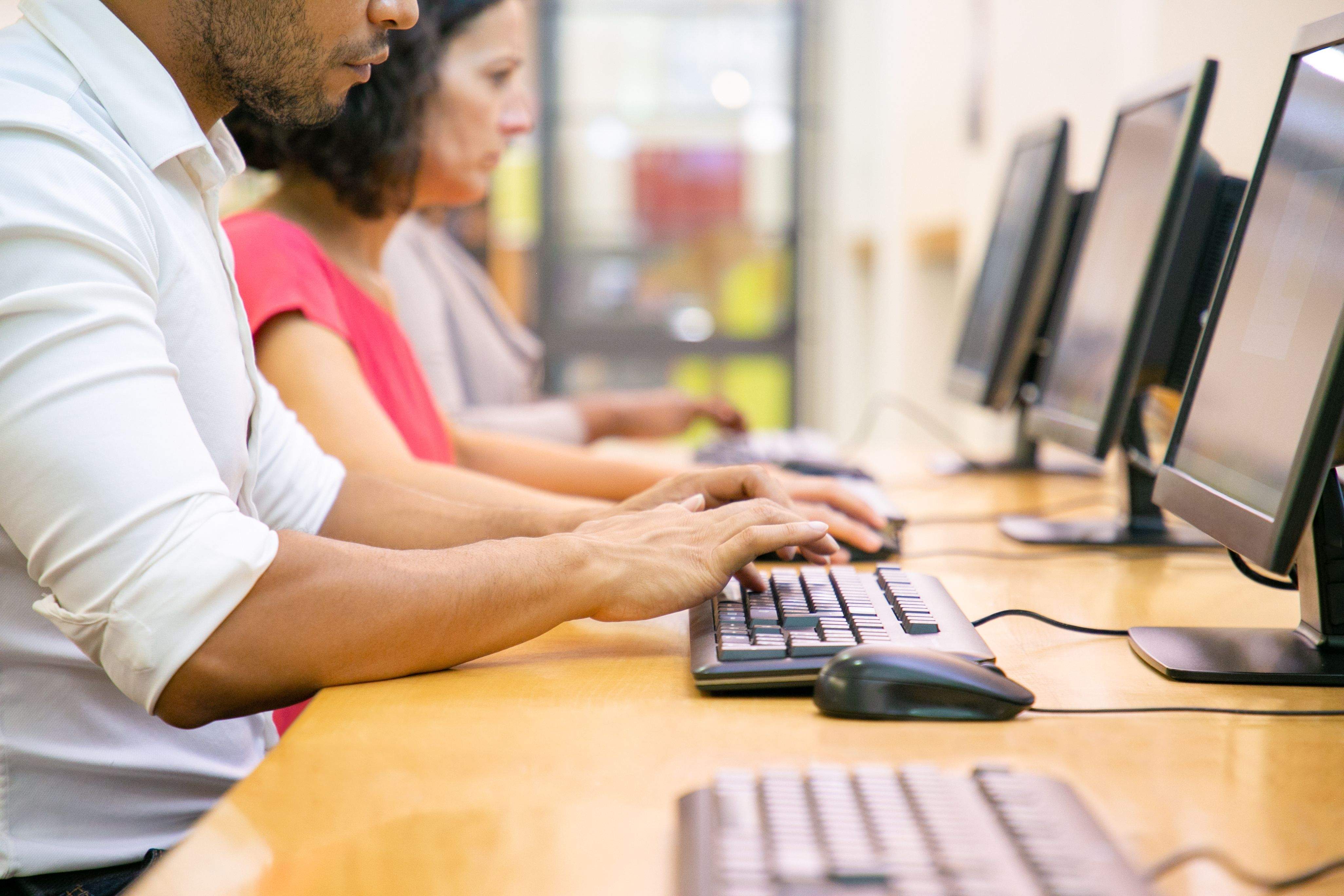 Los cursos de español para extranjeros que ofrece el Centro de Adultos Bajo Cinca tienen varios niveles. Los cursos de español para extranjeros que ofrece el Centro de Adultos Bajo Cinca tienen varios niveles.