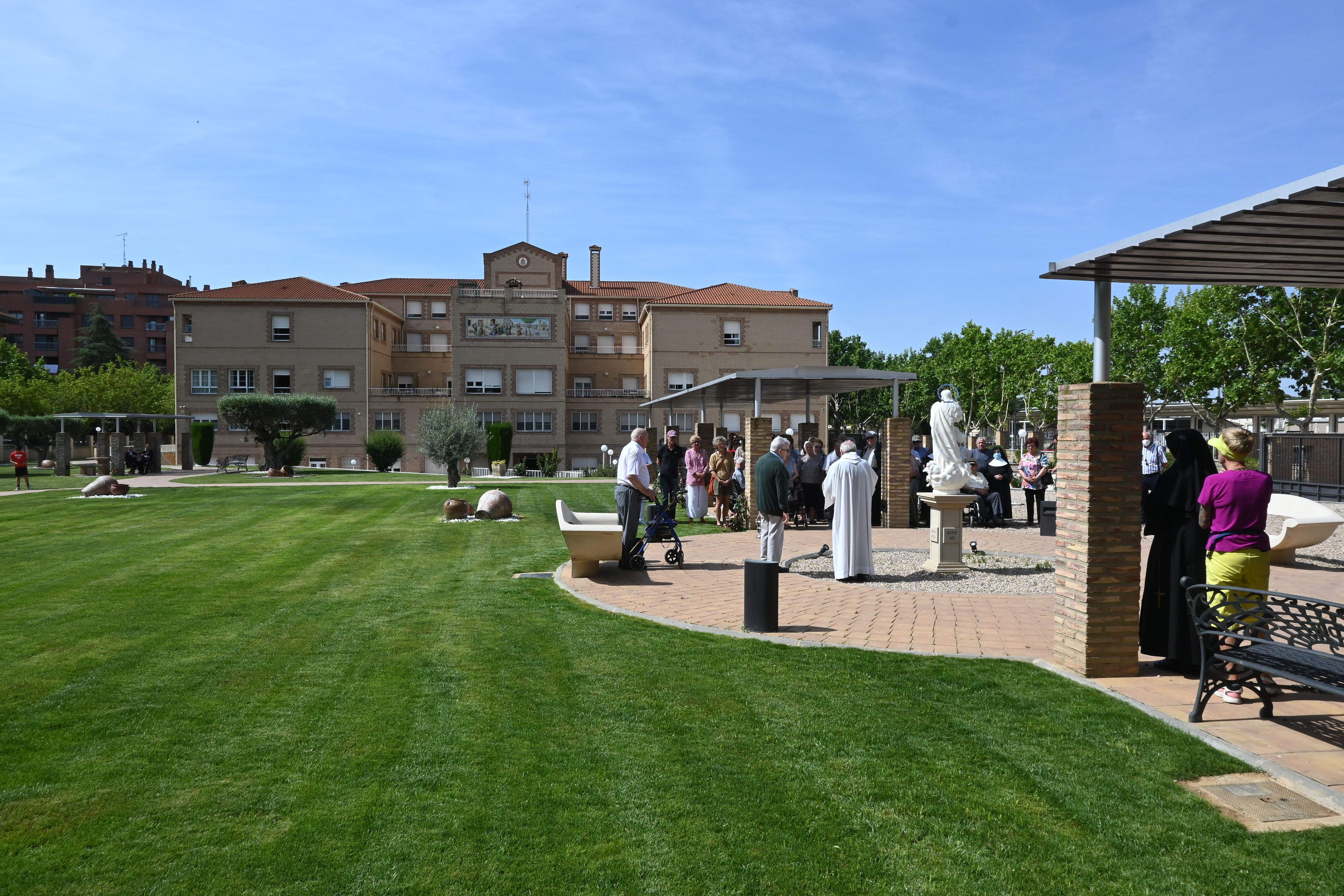 Bendición de las obras en patios y jardines de la Residencia Saturnino López Novoa de Huesca. Foto Carlos Jalle