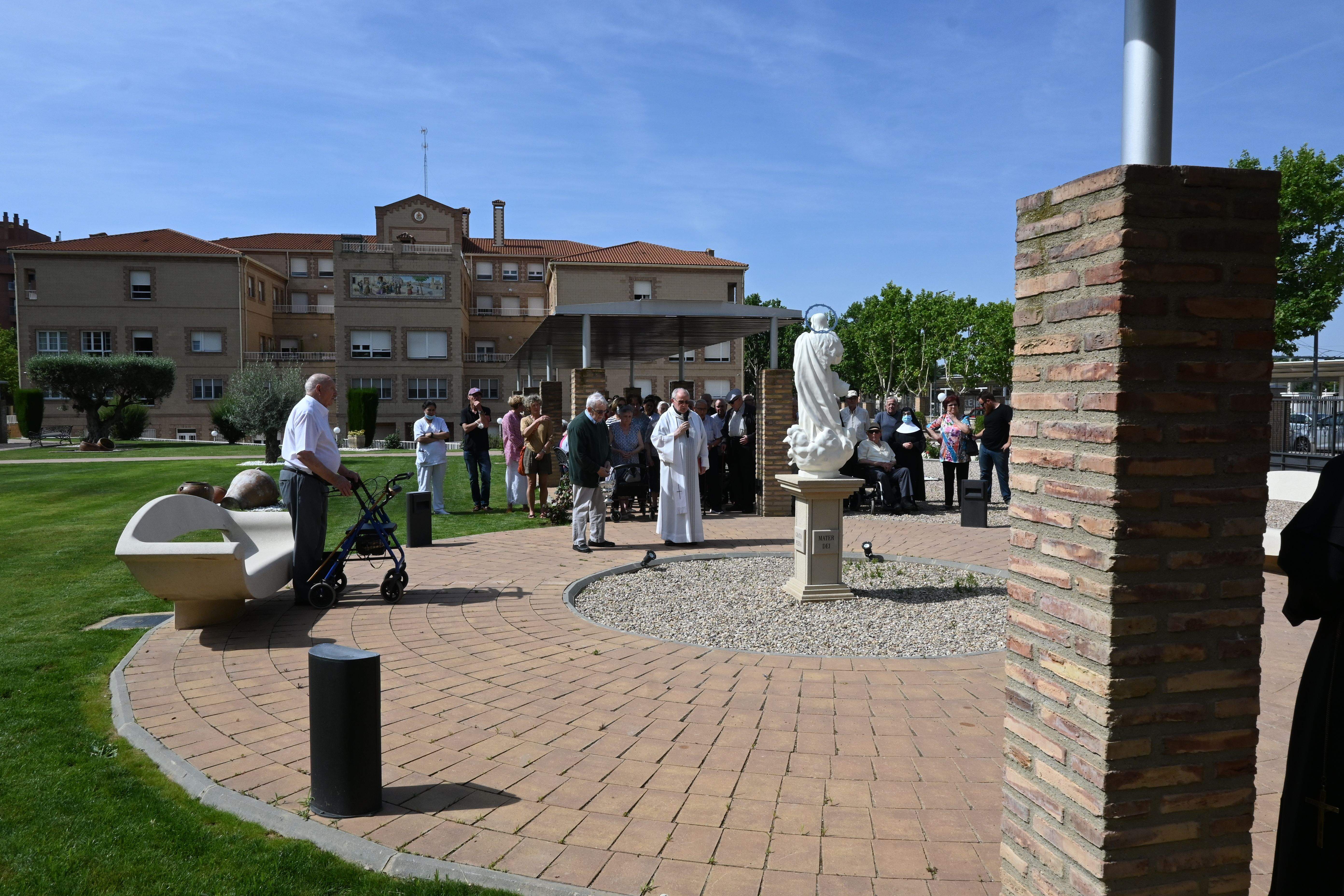 Bendición de las obras en patios y jardines de la Residencia Saturnino López Novoa de Huesca. Foto Carlos Jalle