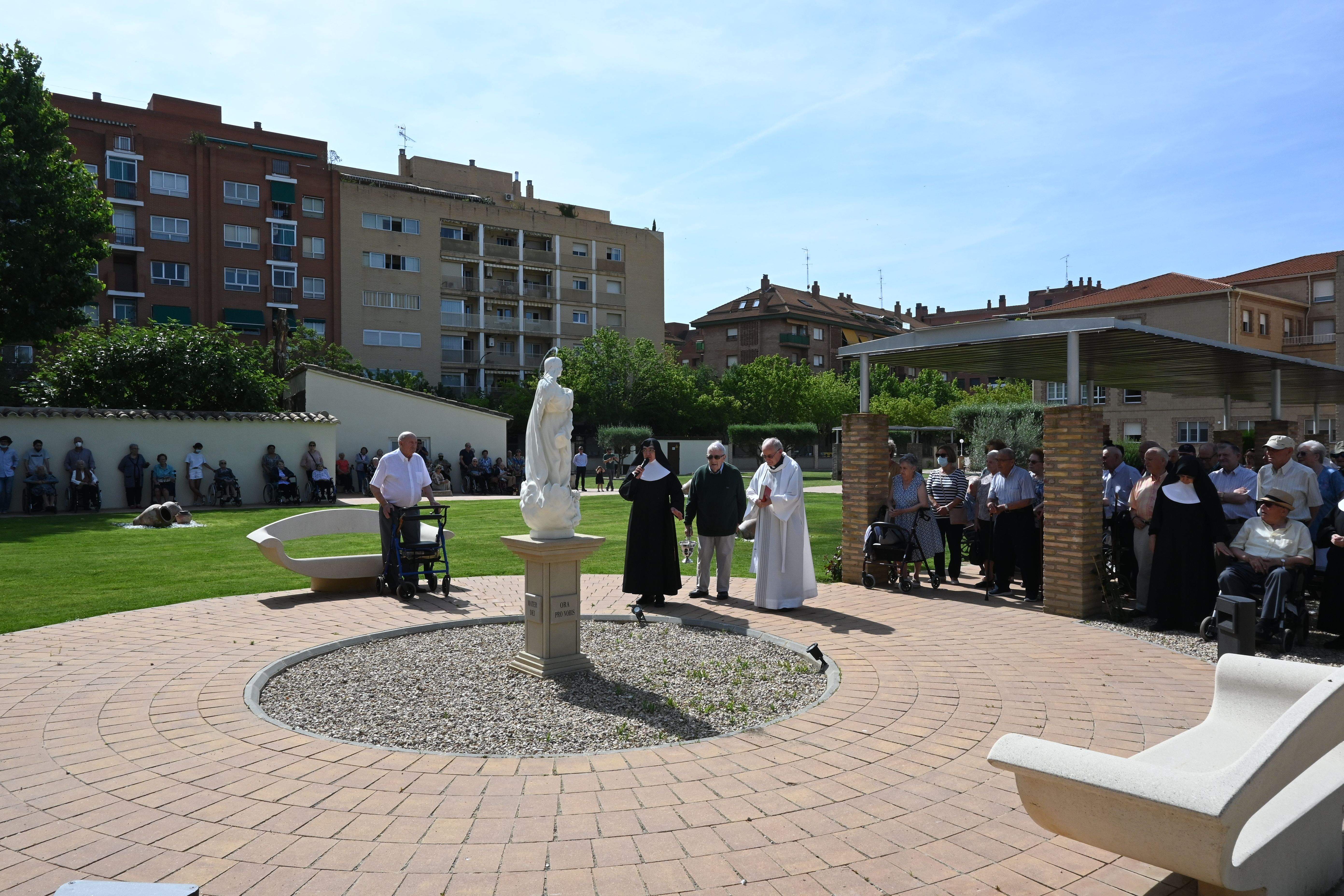 Bendición de las obras en patios y jardines de la Residencia Saturnino López Novoa de Huesca. Foto Carlos Jalle