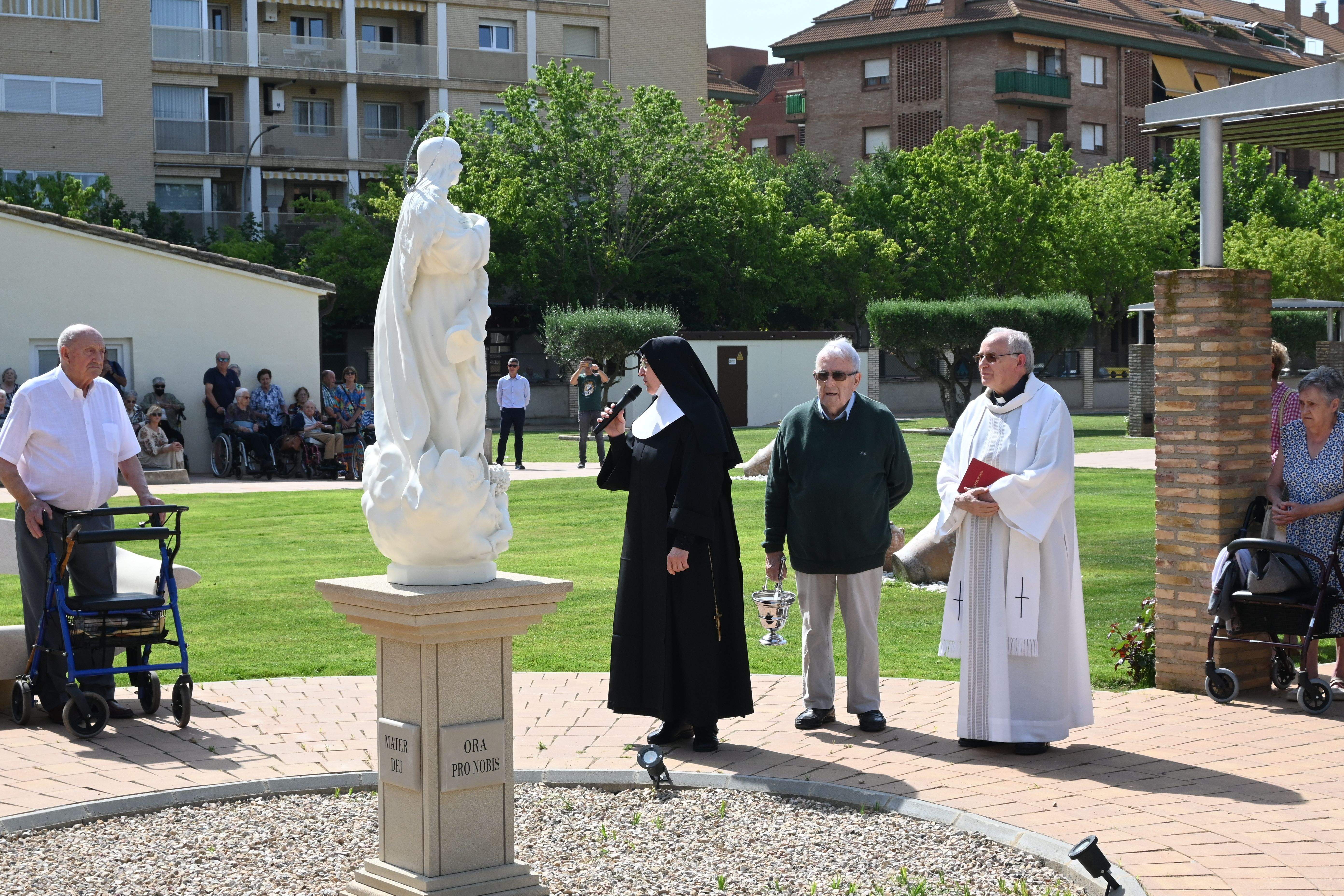 Bendición de las obras en patios y jardines de la Residencia Saturnino López Novoa de Huesca. Foto Carlos Jalle