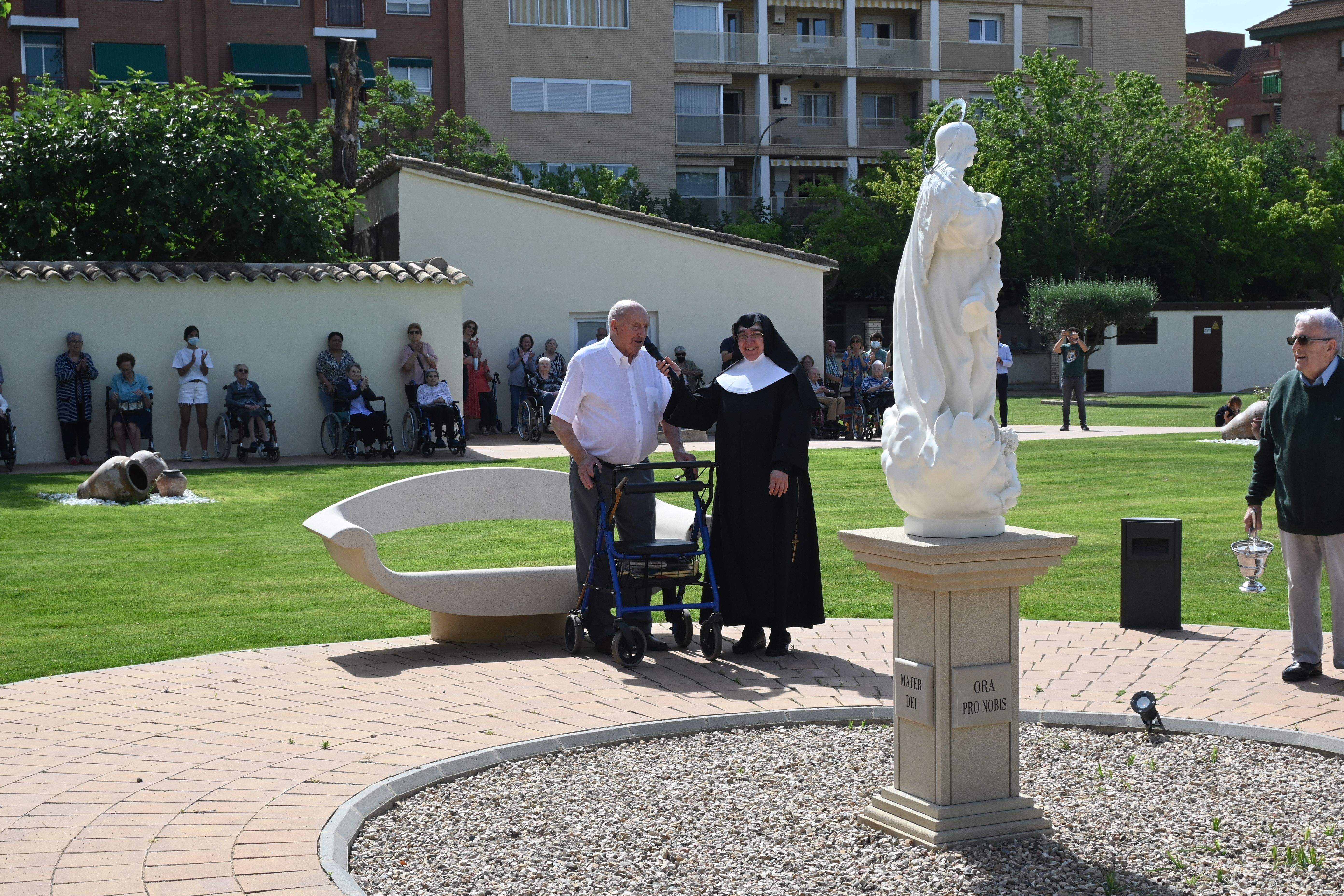 Bendición de las obras en patios y jardines de la Residencia Saturnino López Novoa de Huesca. Foto Carlos Jalle