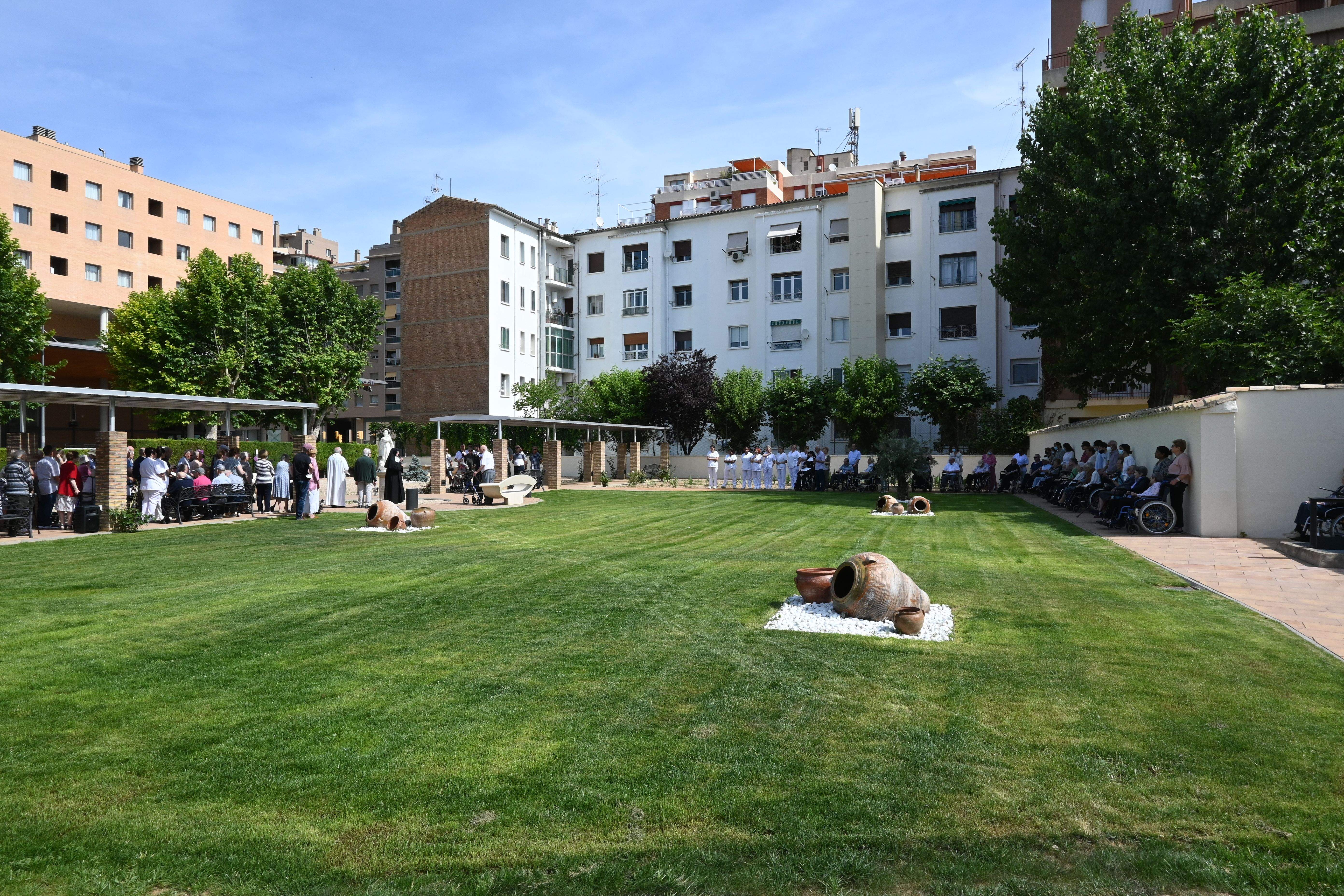 Bendición de las obras en patios y jardines de la Residencia Saturnino López Novoa de Huesca. Foto Carlos Jalle