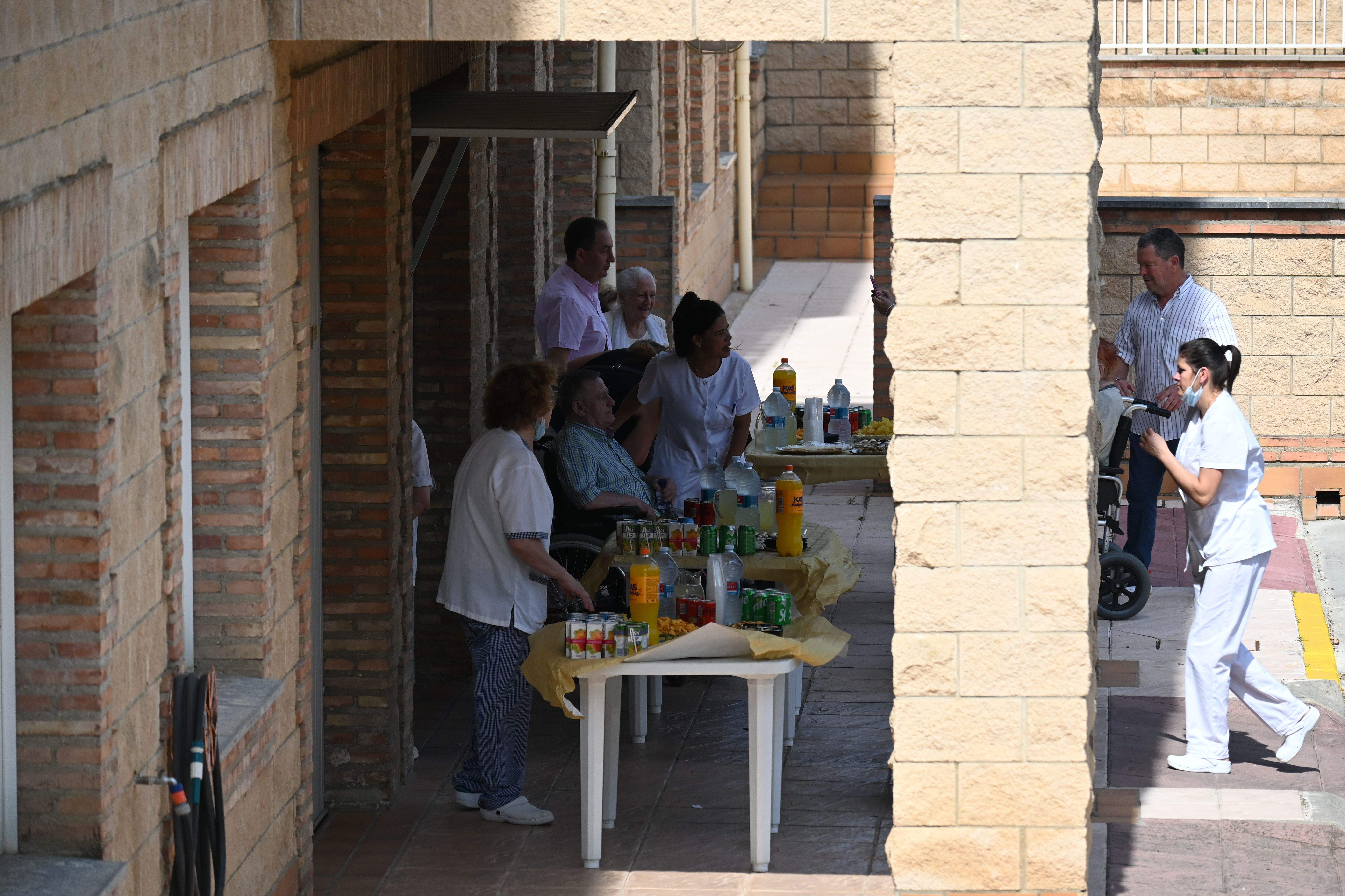 Bendición de las obras en patios y jardines de la Residencia Saturnino López Novoa de Huesca. Foto Carlos Jalle