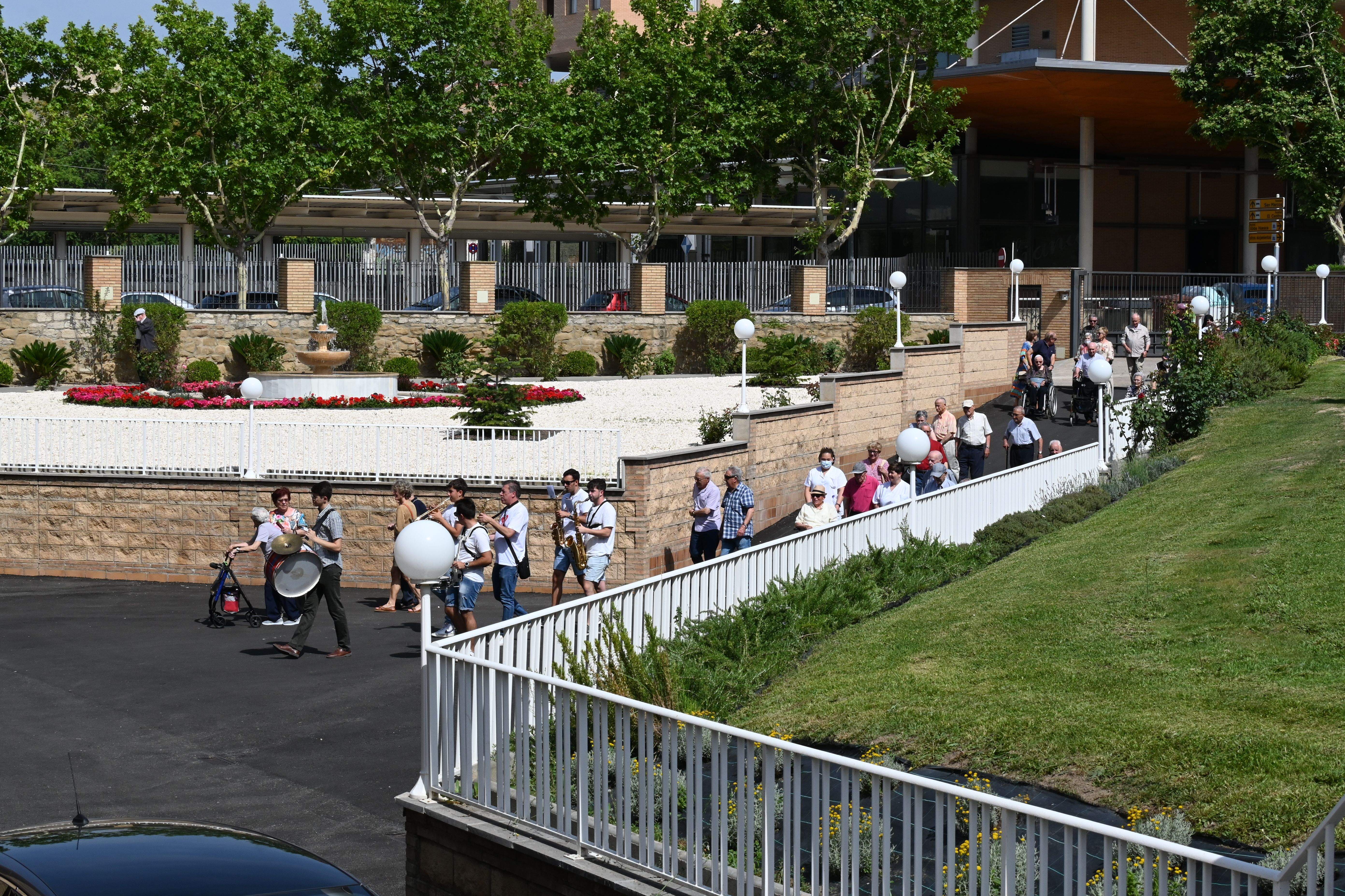 Bendición de las obras en patios y jardines de la Residencia Saturnino López Novoa de Huesca. Foto Carlos Jalle