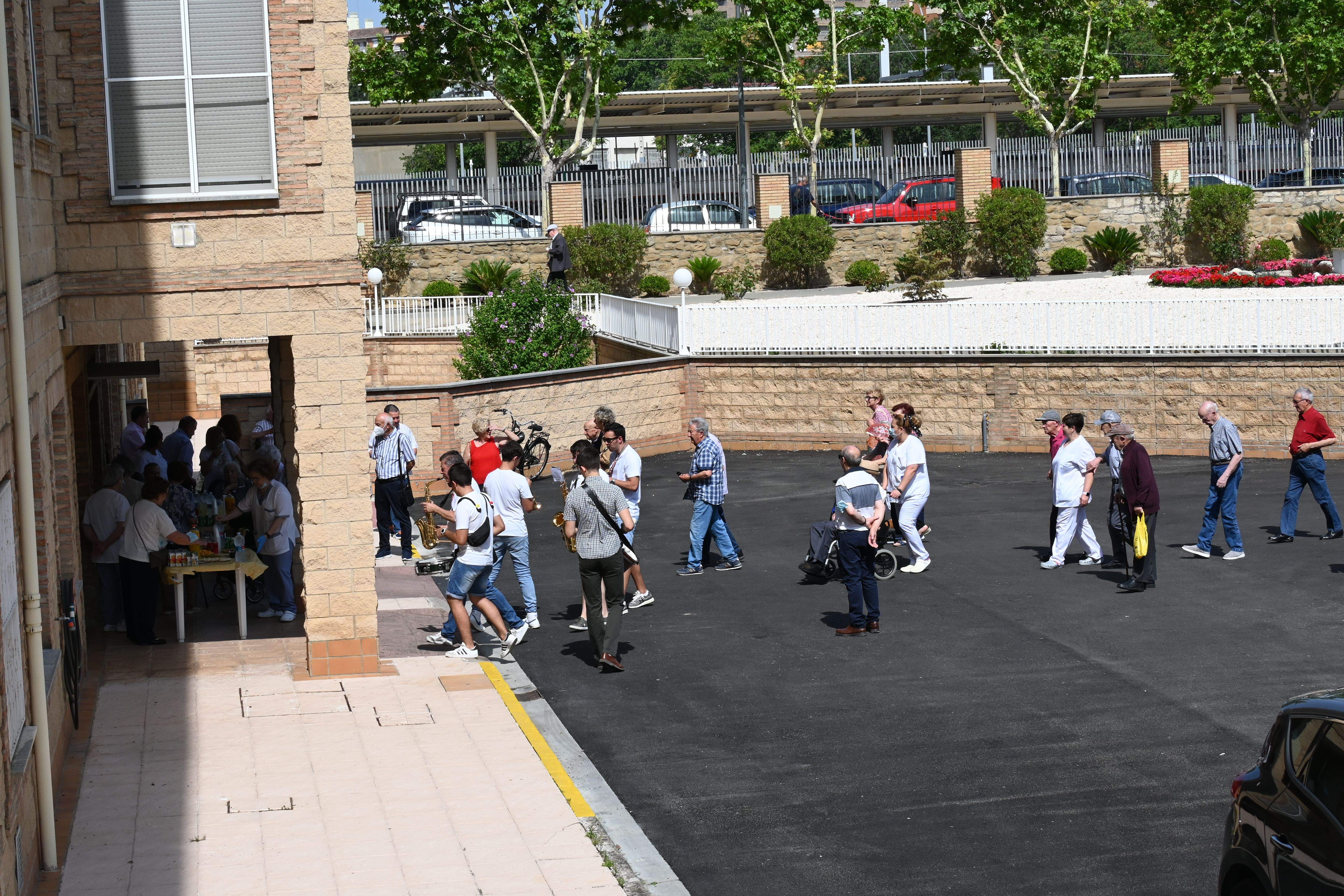 Bendición de las obras en patios y jardines de la Residencia Saturnino López Novoa de Huesca. Foto Carlos Jalle