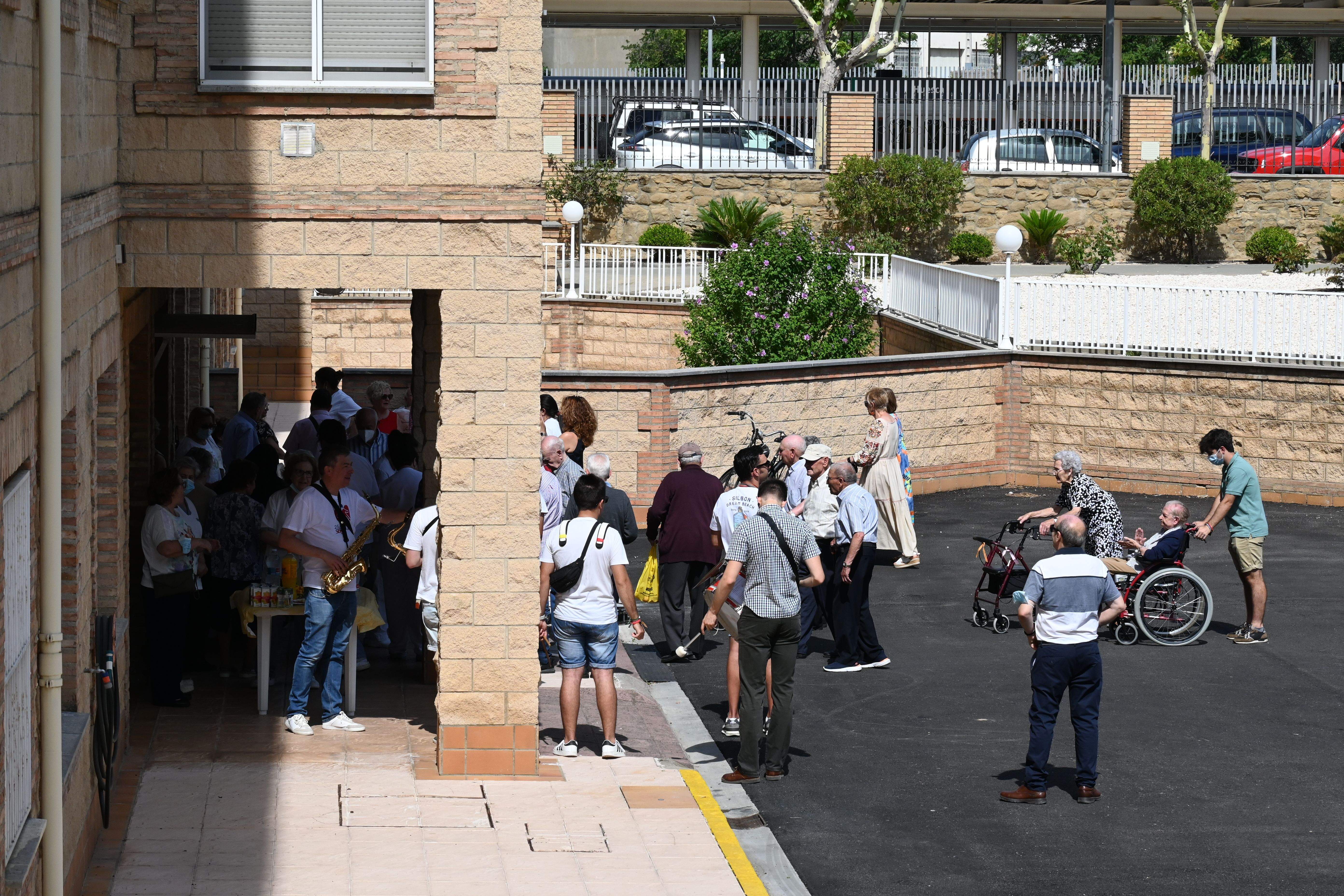 Bendición de las obras en patios y jardines de la Residencia Saturnino López Novoa de Huesca. Foto Carlos Jalle