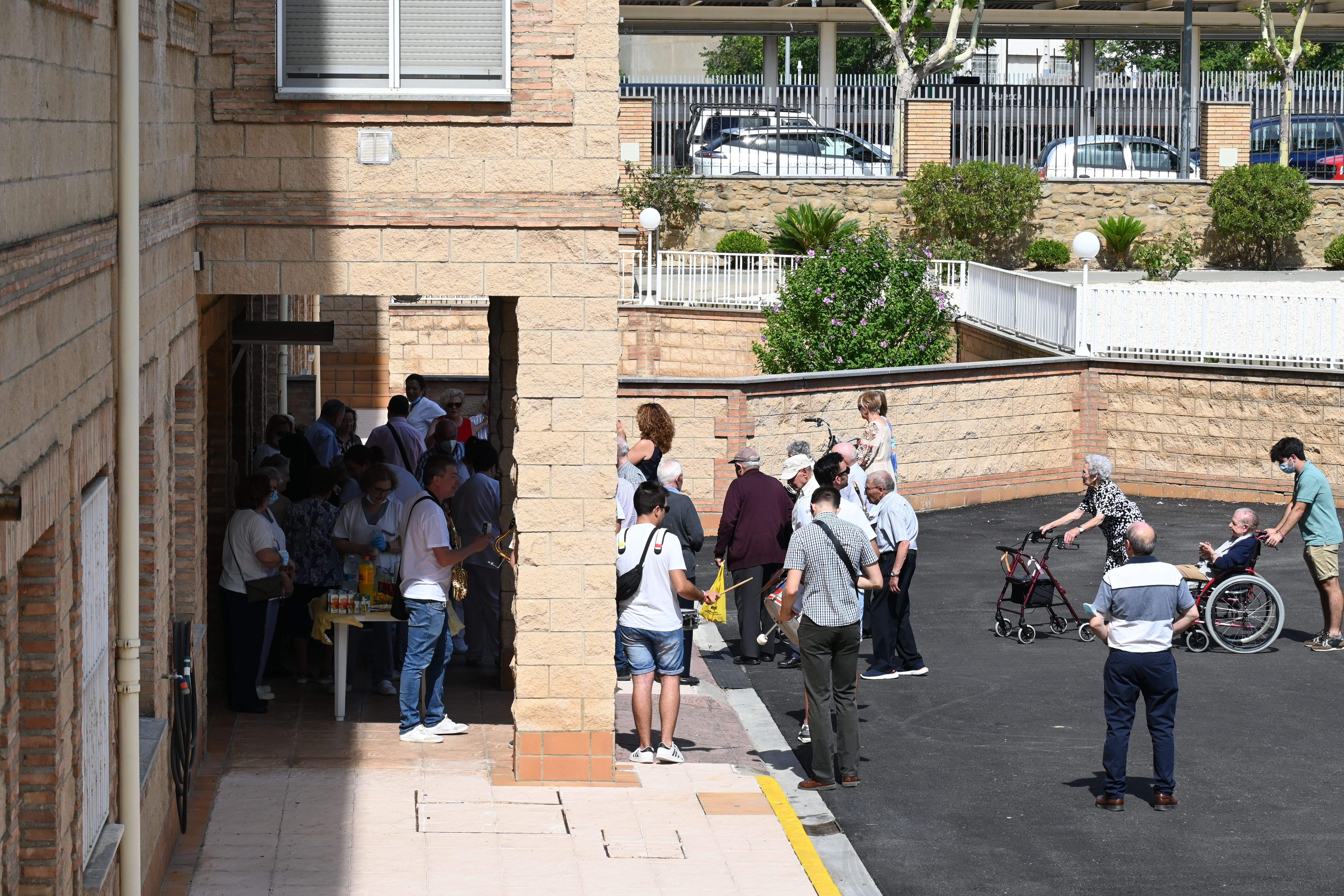 Bendición de las obras en patios y jardines de la Residencia Saturnino López Novoa de Huesca. Foto Carlos Jalle