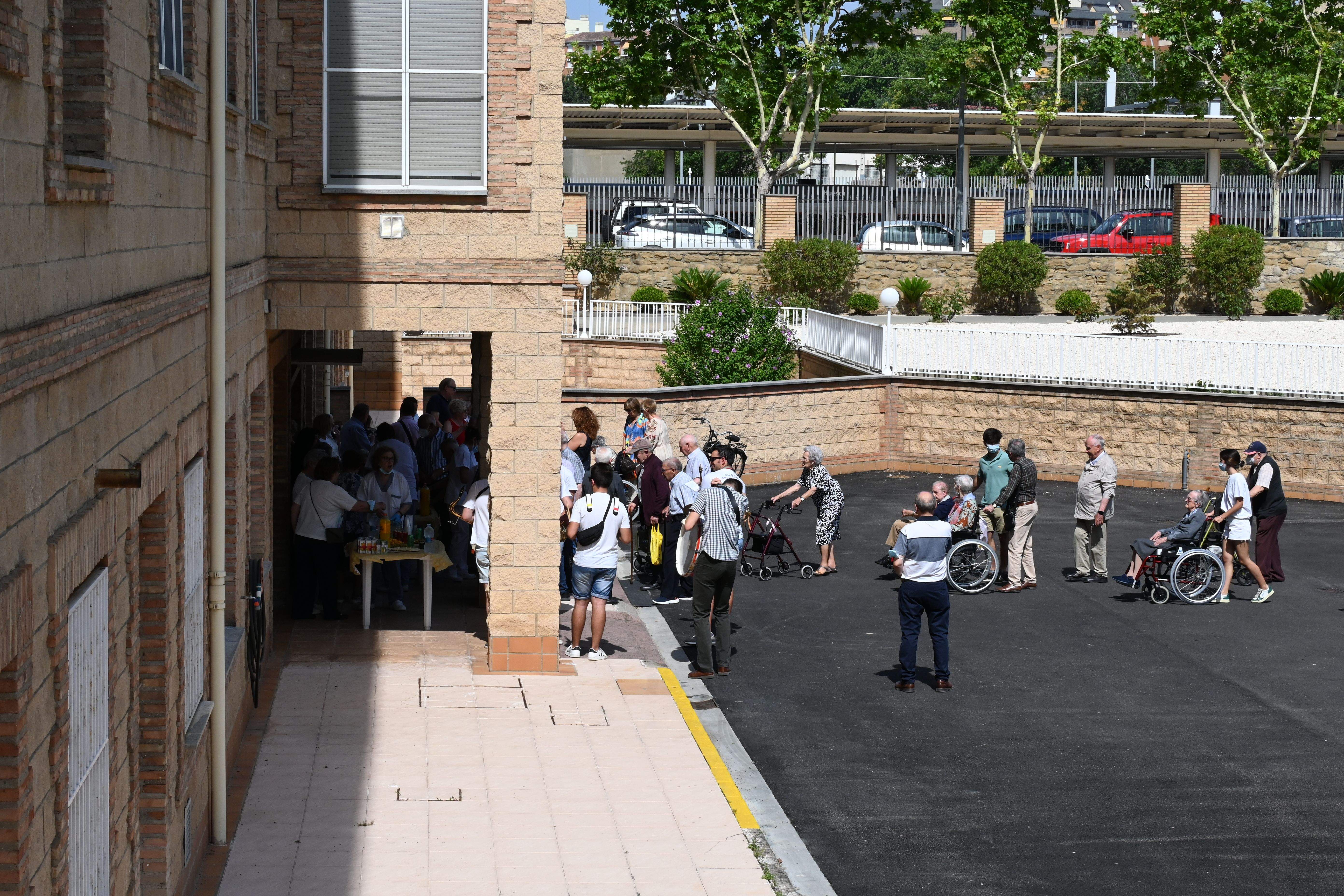 Bendición de las obras en patios y jardines de la Residencia Saturnino López Novoa de Huesca. Foto Carlos Jalle