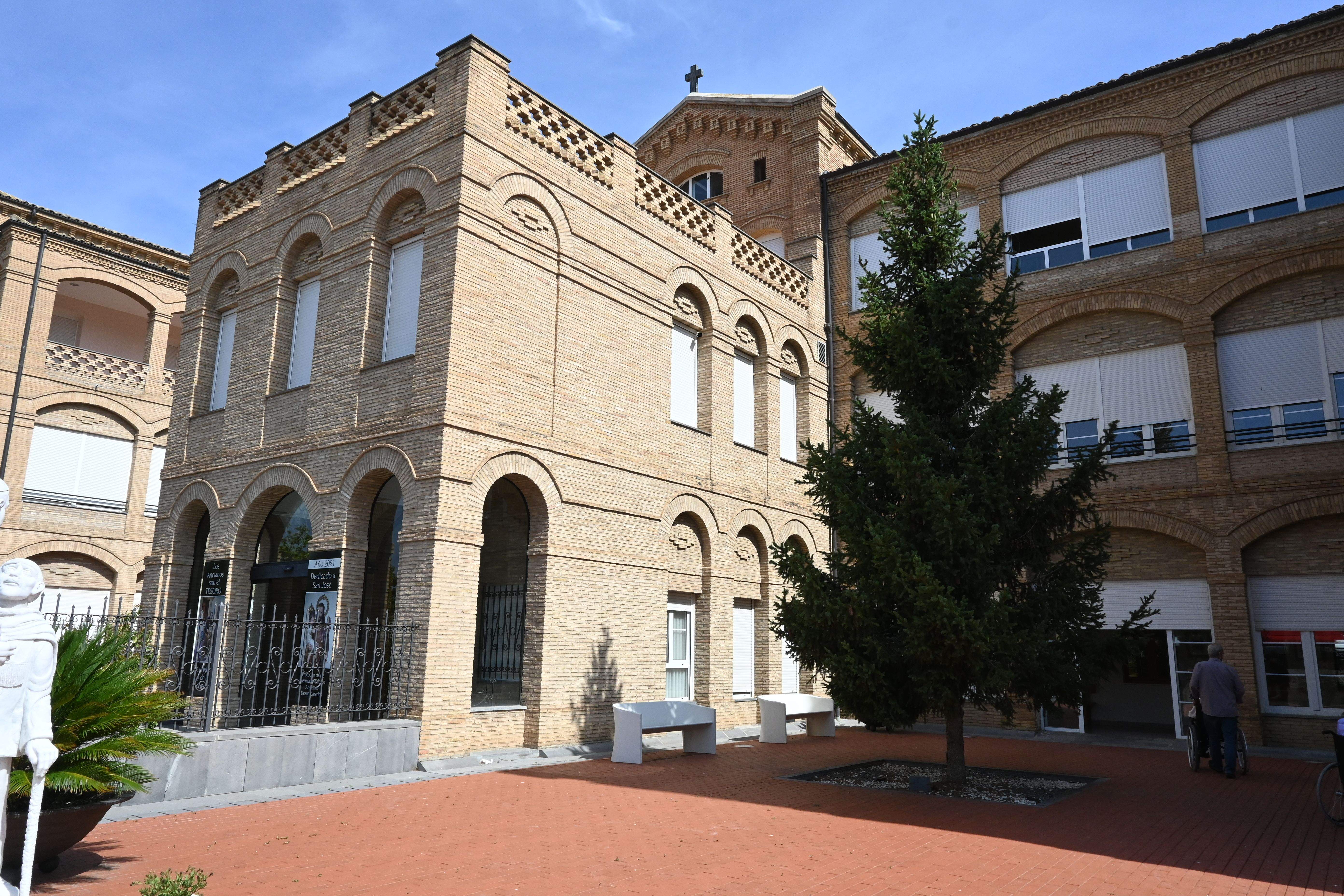 Bendición de las obras en patios y jardines de la Residencia Saturnino López Novoa de Huesca. Foto Carlos Jalle