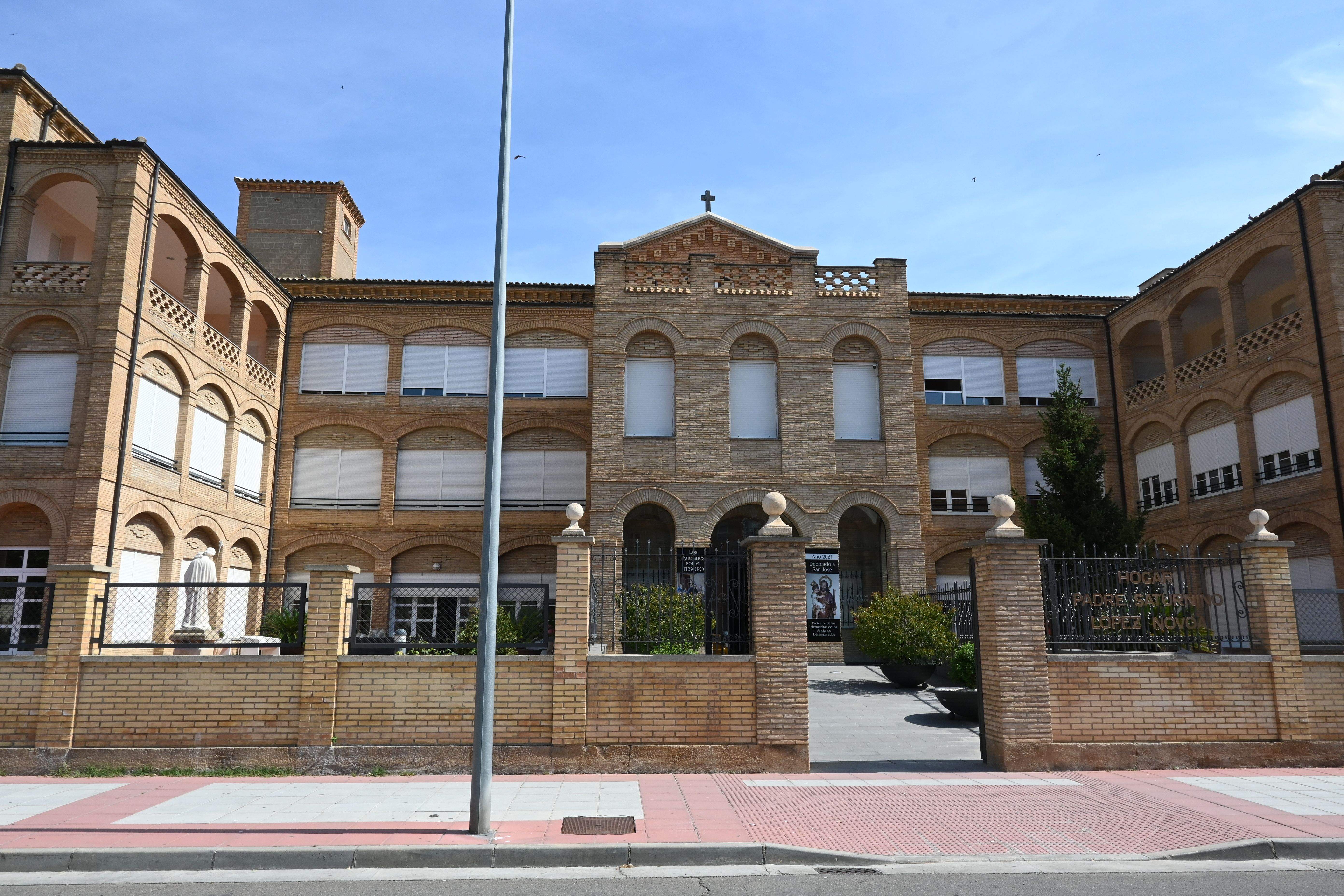 Bendición de las obras en patios y jardines de la Residencia Saturnino López Novoa de Huesca. Foto Carlos Jalle