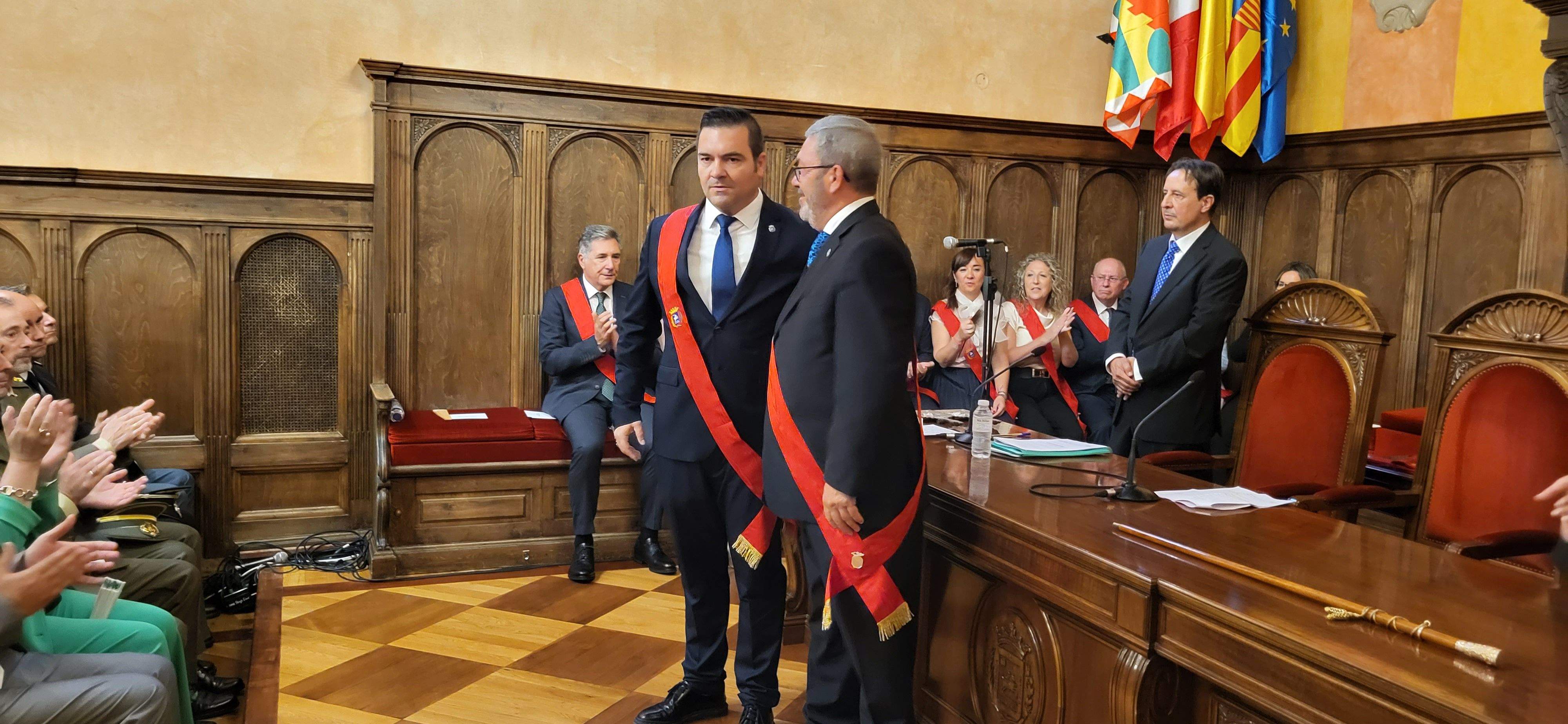 Antonio Laborda. Sesión de investidura del Ayuntamiento de Huesca. Vox le manda un "mensaje" al PP: "Los prespuestos dependen exclusivamente de nuestro voto". Foto Myriam Martínez 