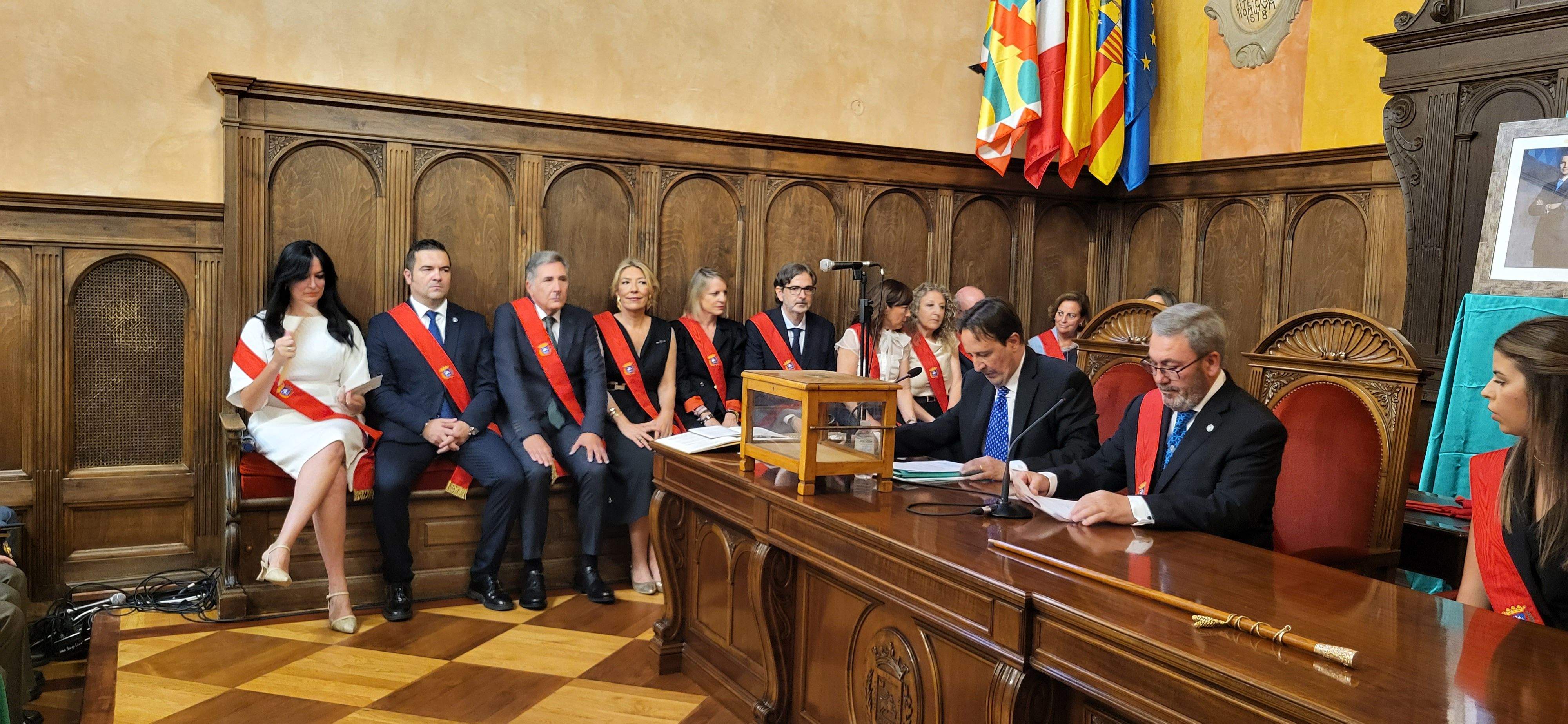 Sesión de investidura del nuevo Ayuntamiento de Huesca. Foto Myriam Martínez
