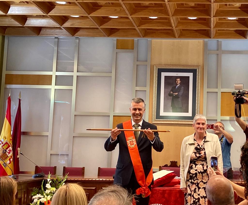 Carlos Serrano muestra el bastón de mando tras ser elegido alcalde de Jaca.