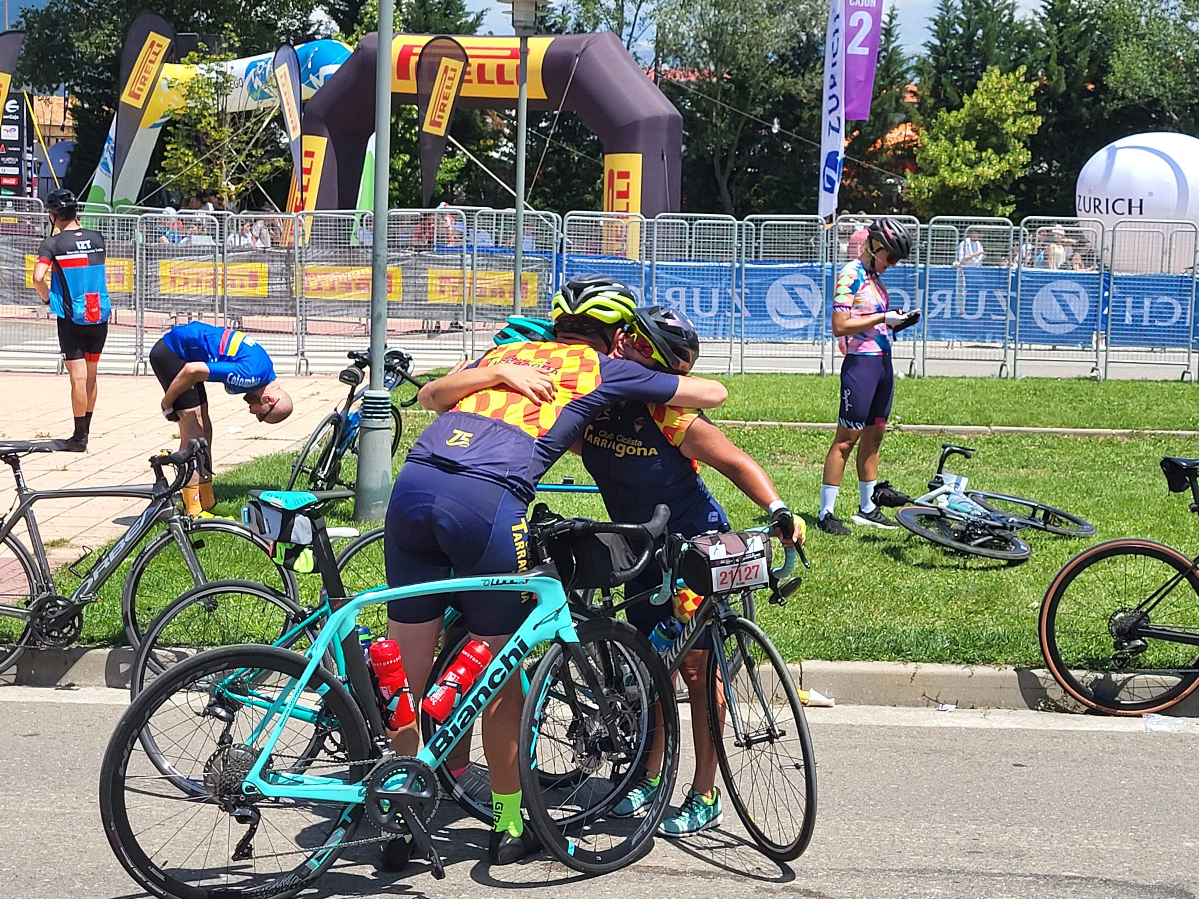 Abrazos de emoción. Foto: A. Mora