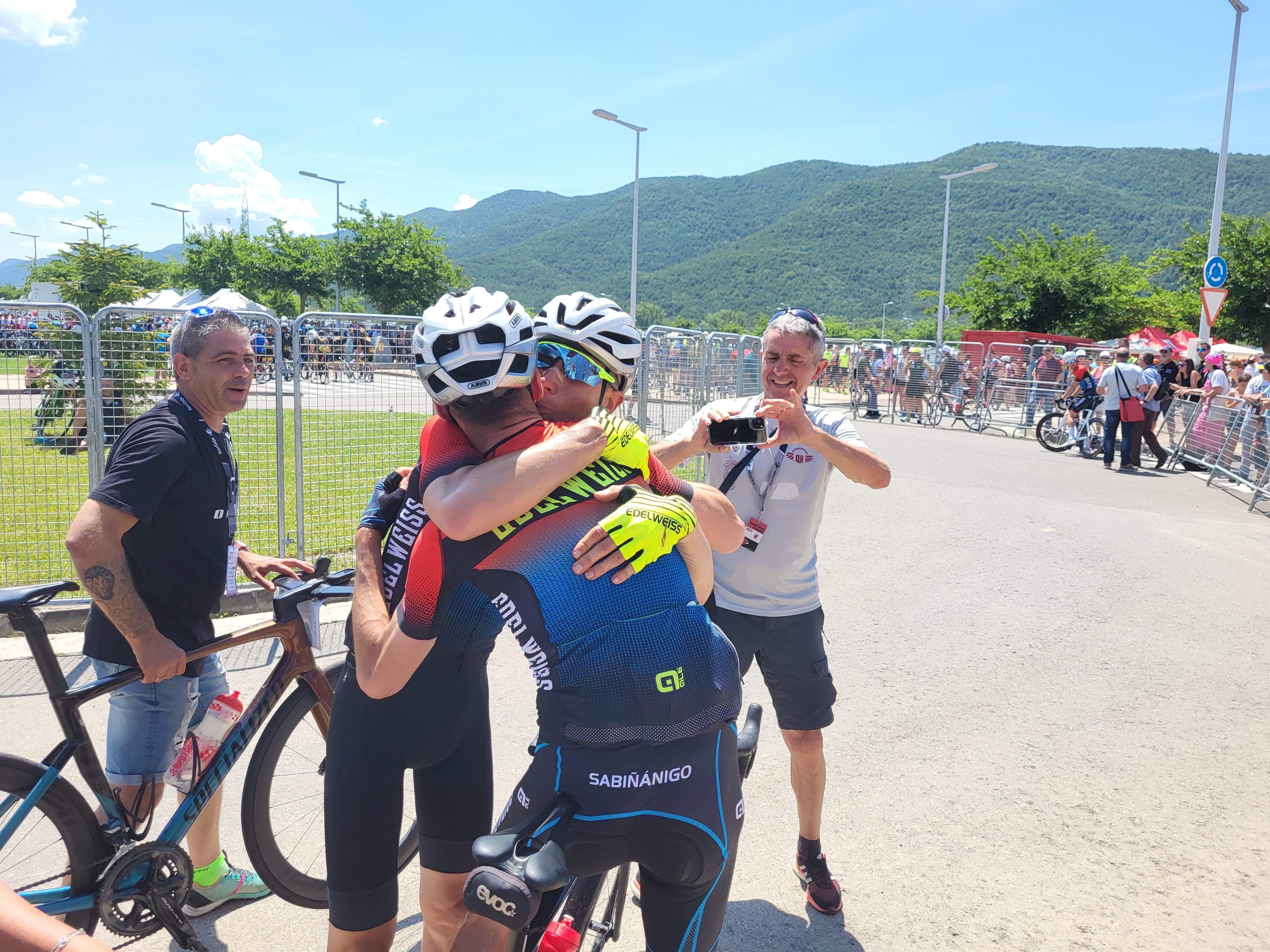 Abrazo entre hermanos. Foto: A. Mora