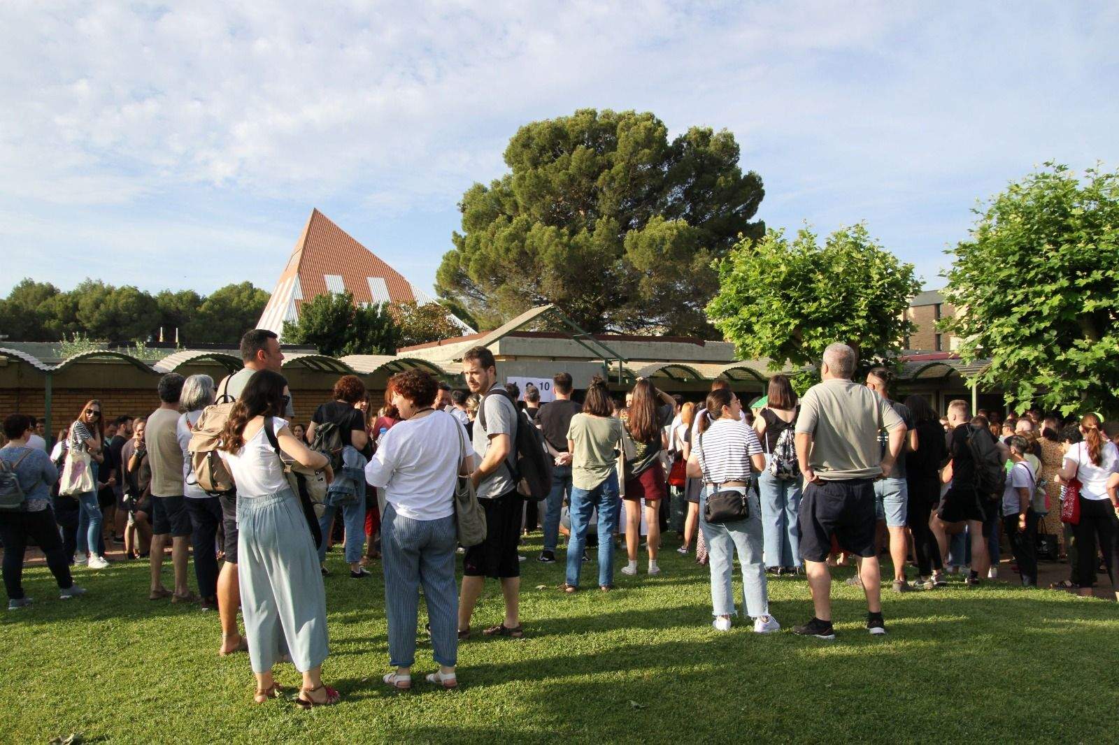 Imágenes de maestros opositores en el IES Pirámide. Foto Carlos Neofato