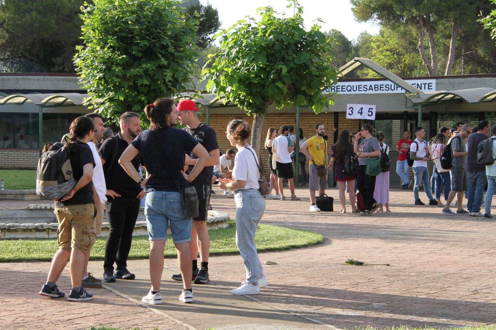 Imágenes de las oposiciones en el IES Pirámide. Foto Carlos Neofato