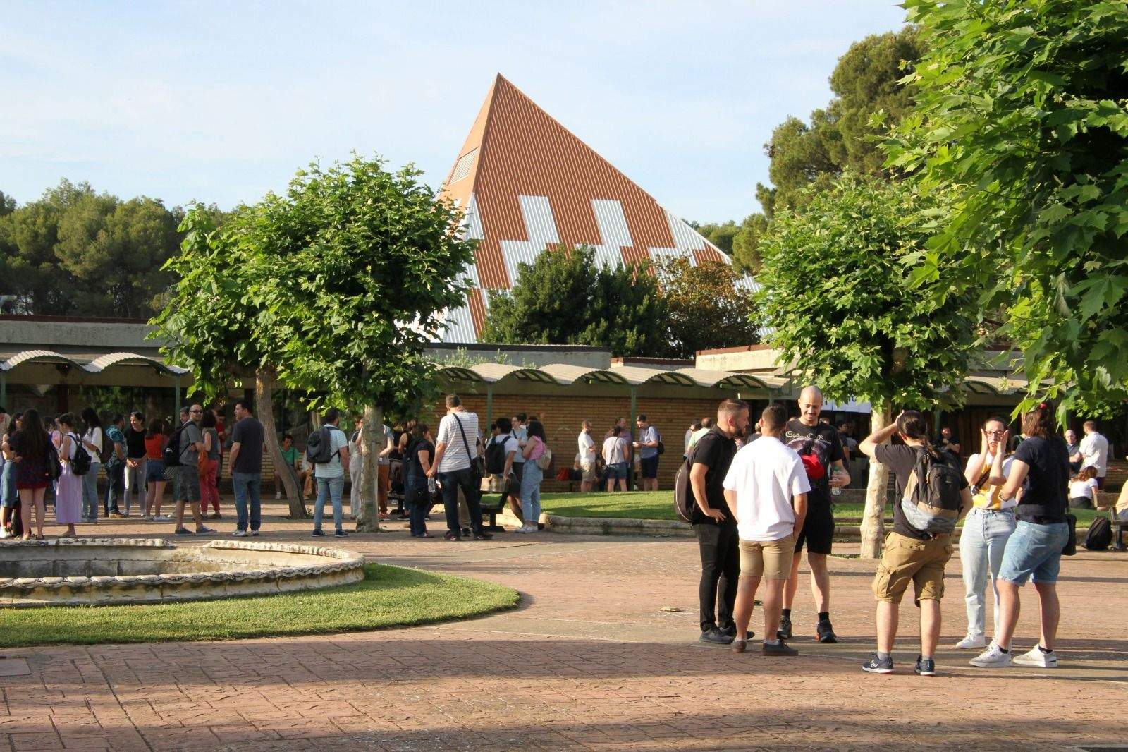 Imágenes de las oposiciones en el IES Pirámide. Foto Carlos Neofato
