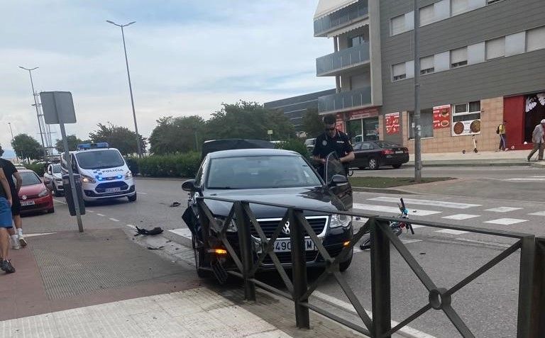 Uno de los vehículos, la bicicleta en el suelo y un policía