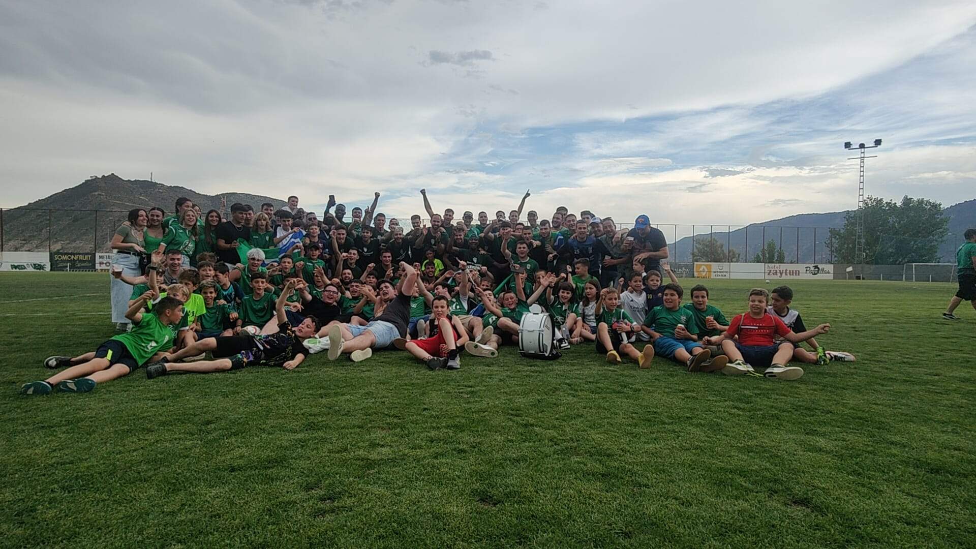 Jugadores y aficionados celebran el ascenso.