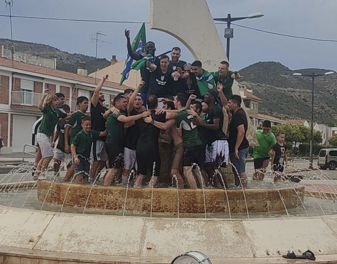 Celebración en la fuente del pueblo.