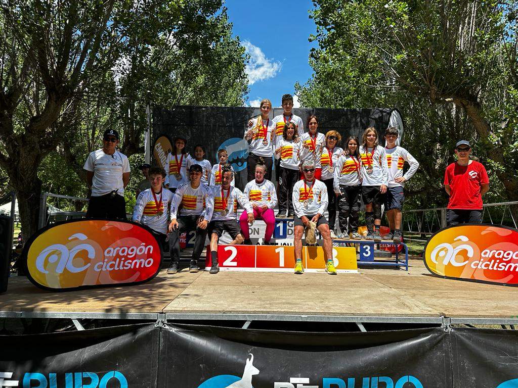 El podio con todos los campeones de Aragón de Pumptrack en las diferentes categorías. Foto: Federación Aragonesa de Ciclismo