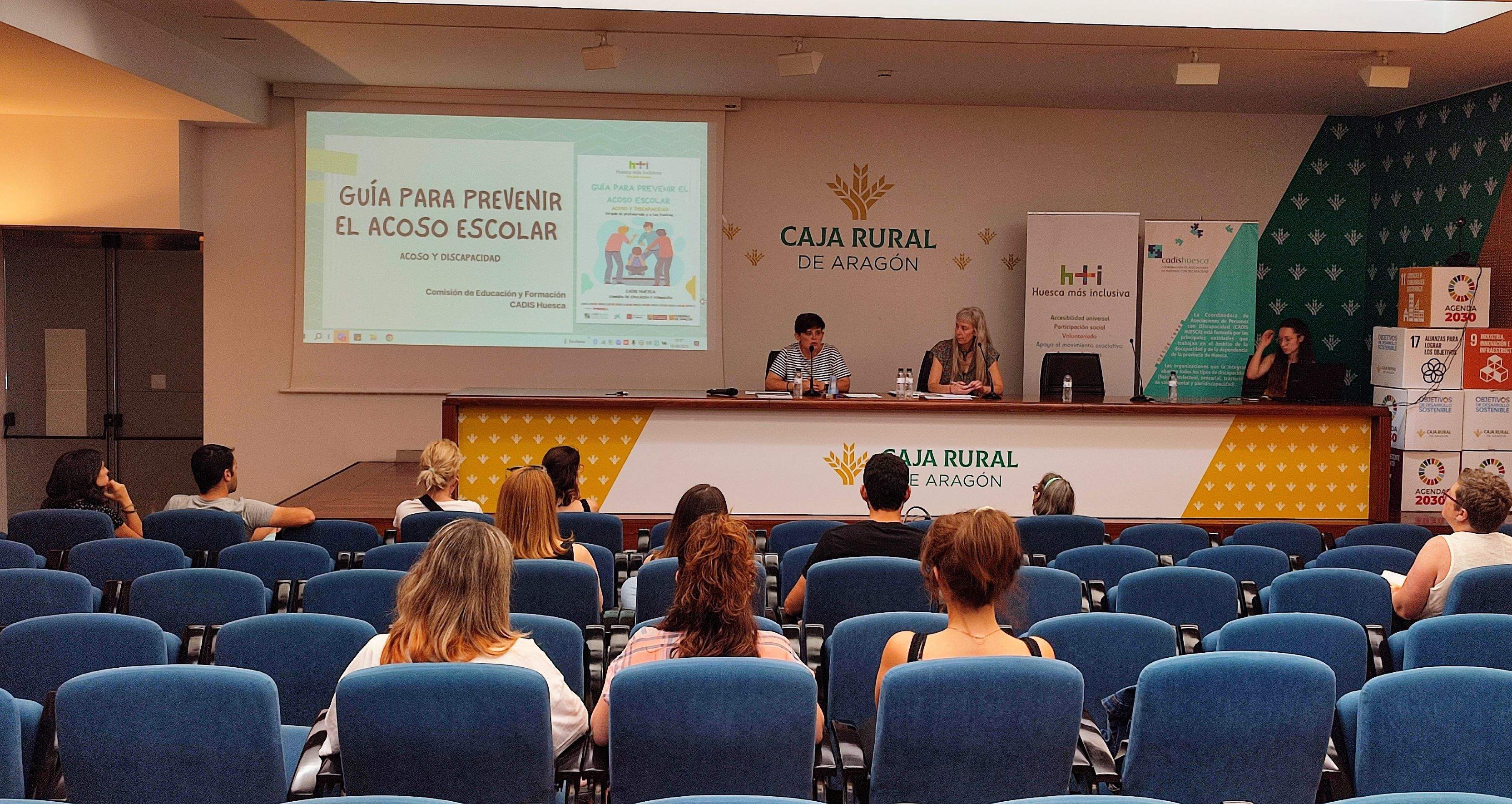 Amparo Roig y Marta Peña presentando el acto 