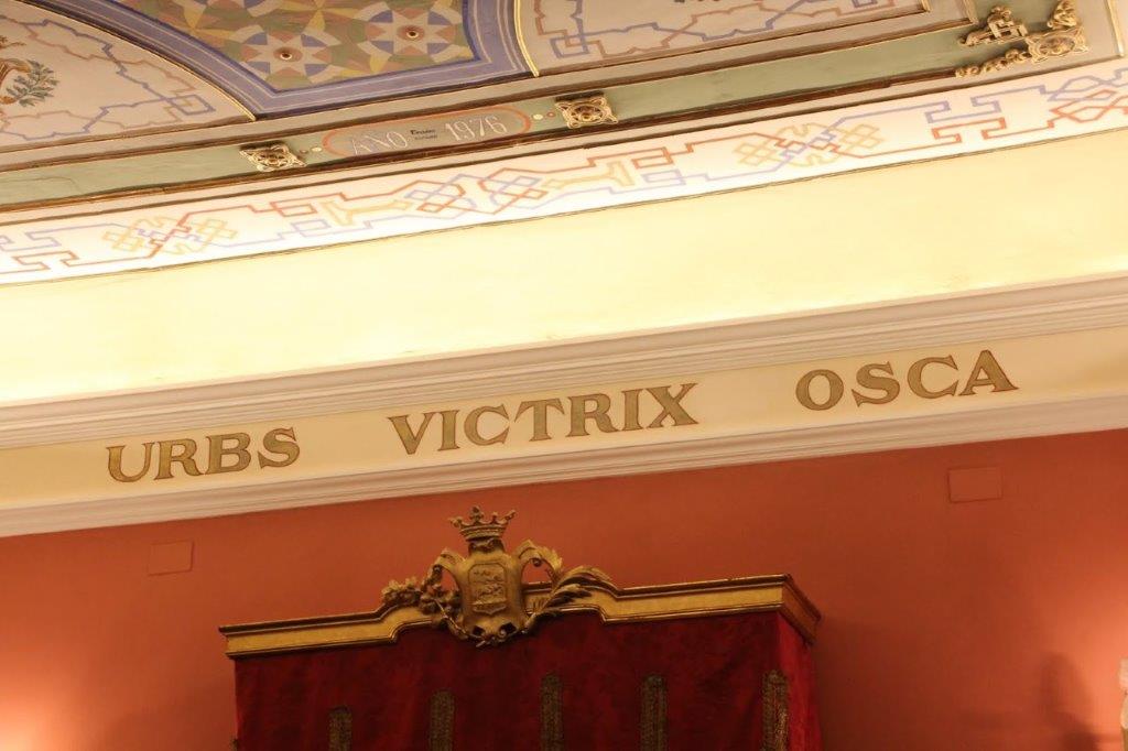 Ayuntamiento con la inscripción en latín