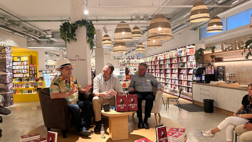Presentación del libro de Juan Yzuel en la librería Santos Ochoa. Foto: Mercedes Manterola