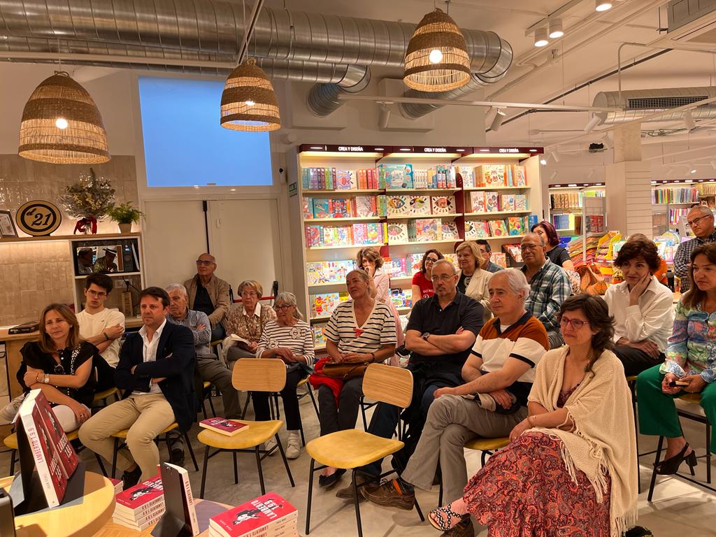 Presentación del libro de Juan Yzuel en la librería Santos Ochoa. Foto: Mercedes Manterola