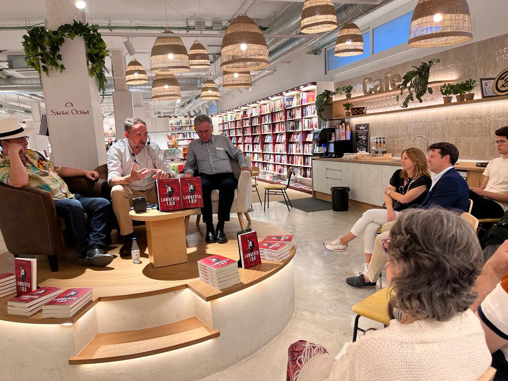 Presentación del libro de Juan Yzuel en la librería Santos Ochoa. Foto: Mercedes Manterola