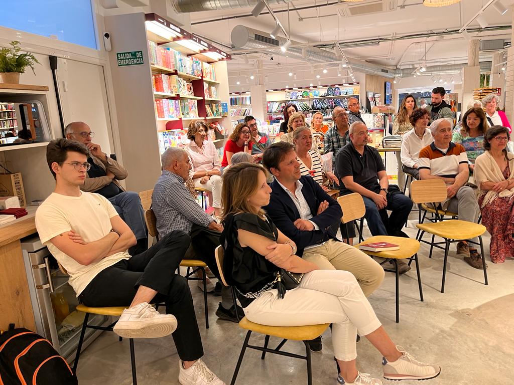 Presentación del libro de Juan Yzuel en la librería Santos Ochoa. Foto: Mercedes Manterola