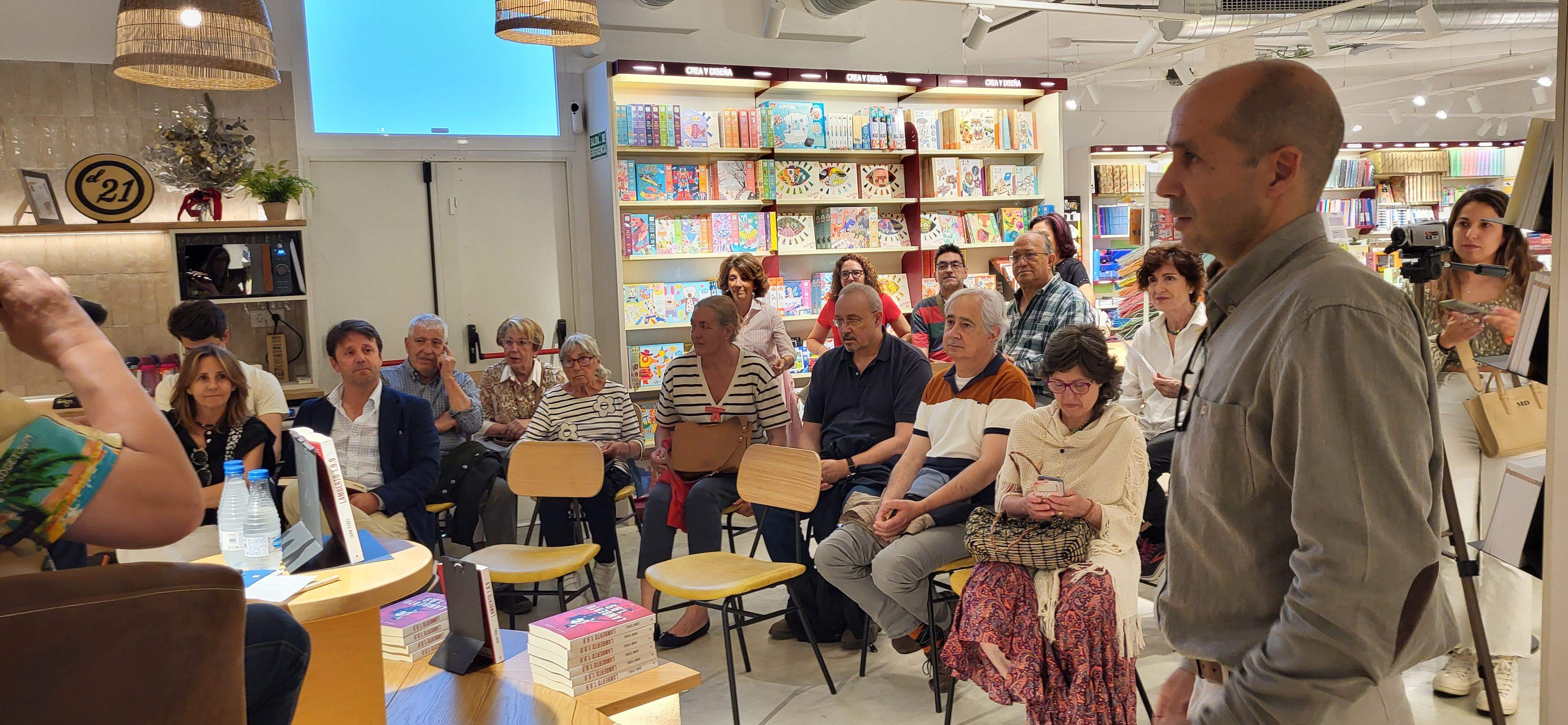 Presentación del libro de Juan Yzuel en la librería Santos Ochoa. Foto: Mercedes Manterola
