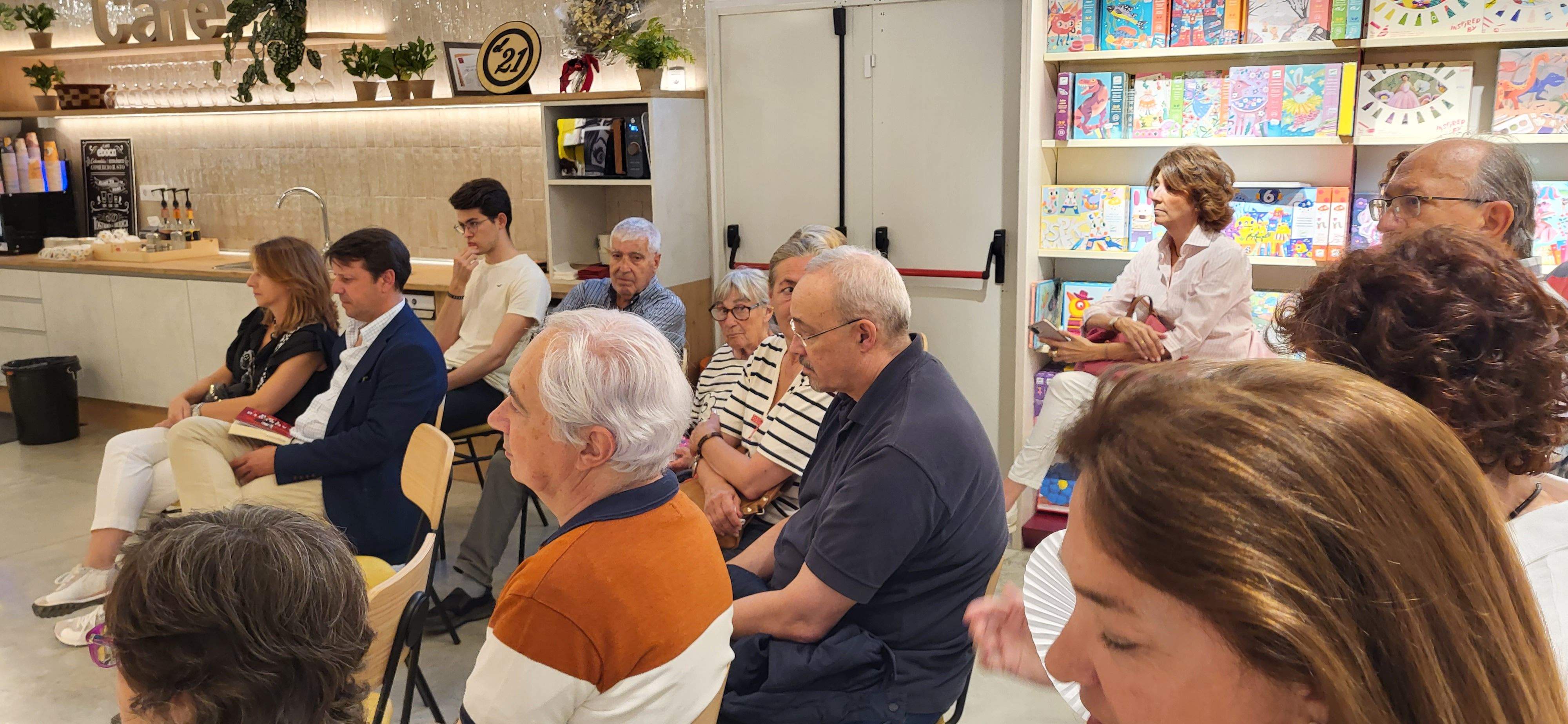 Presentación del libro de Juan Yzuel en la librería Santos Ochoa. Foto: Mercedes Manterola
