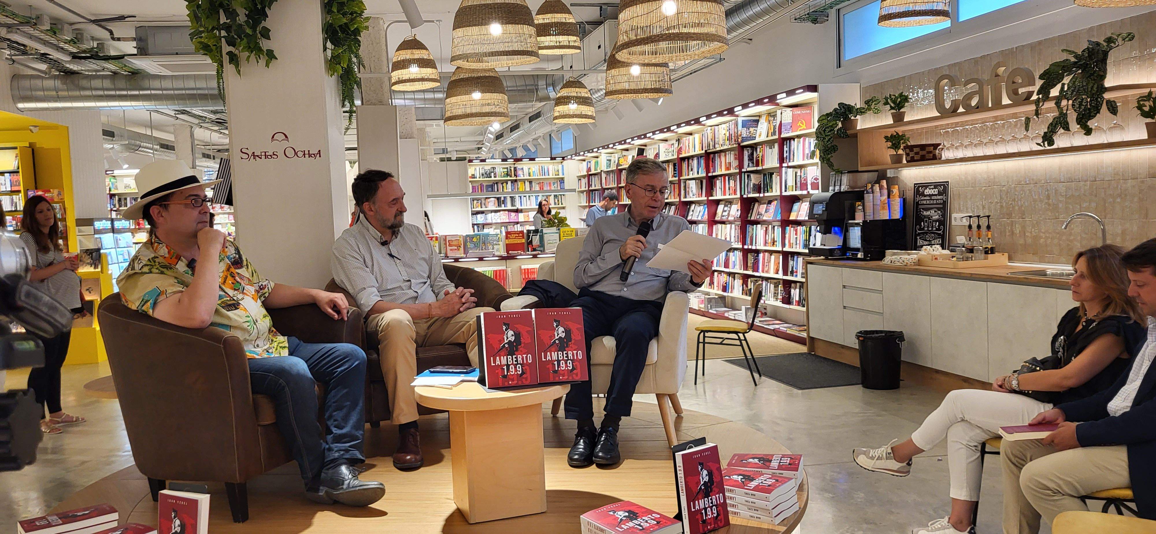 Presentación del libro de Juan Yzuel en la librería Santos Ochoa. Foto: Mercedes Manterola
