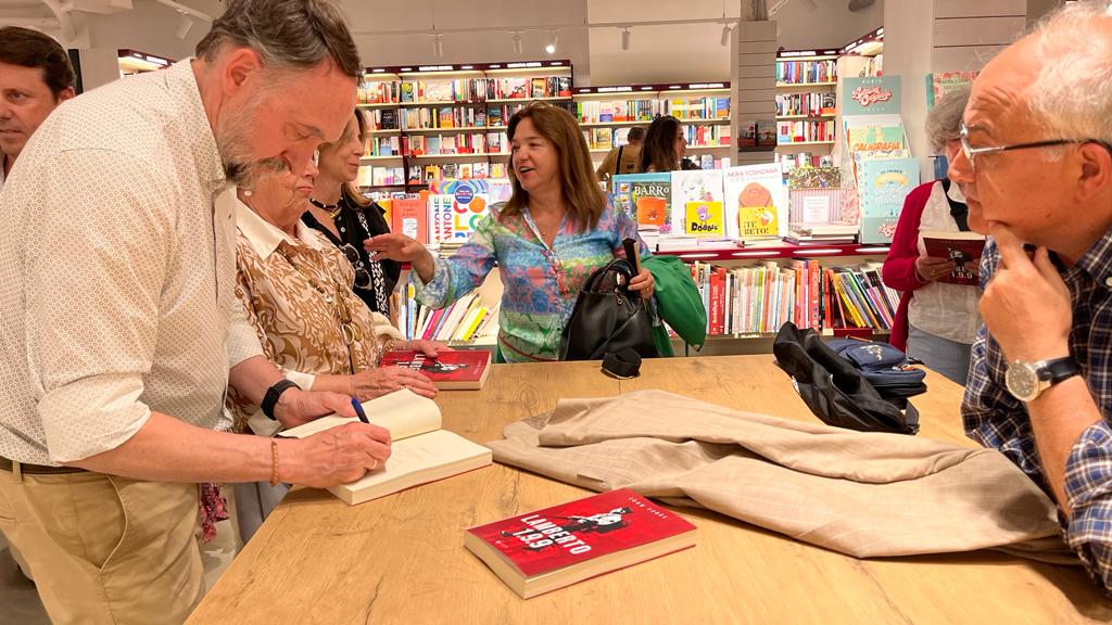 Juan Yzuel presentó recientemente su libro en la librería Santos Ochoa.