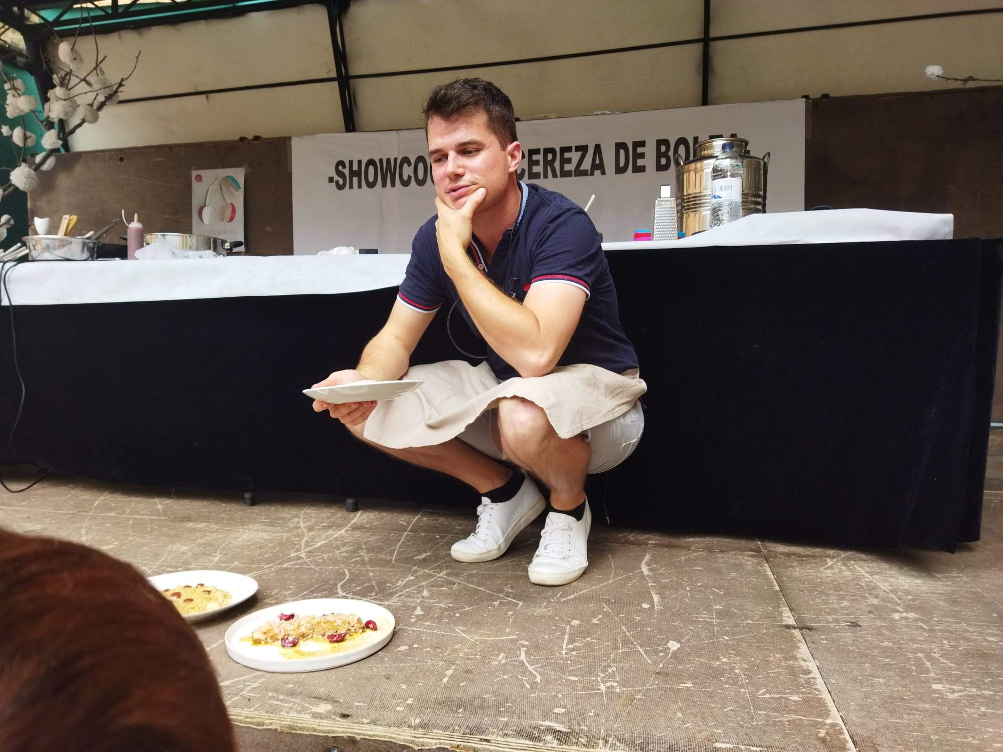 Mateo Sierra, con los platos en Bolea. Foto Alfonso La Cruz