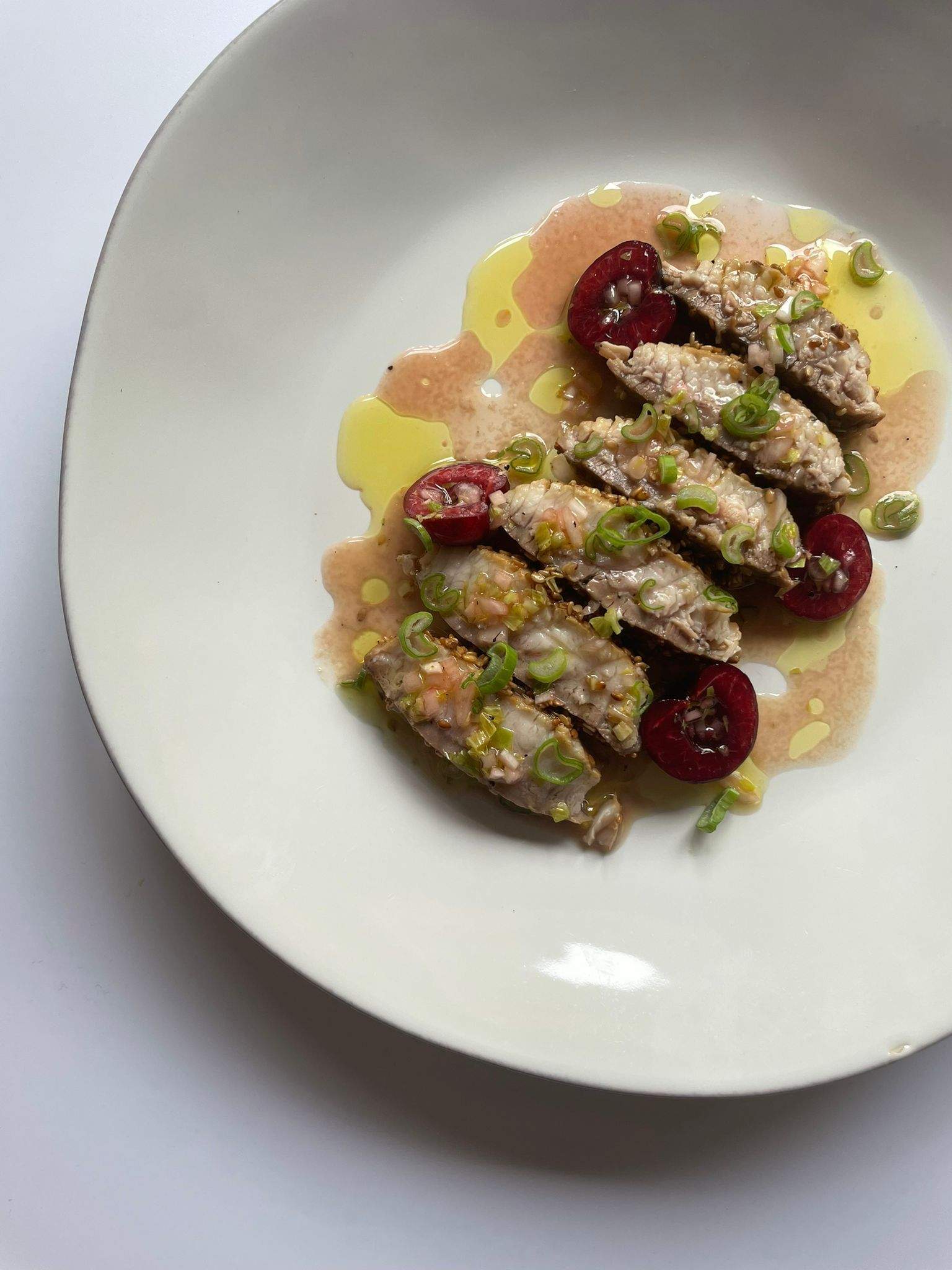 Tataki de esturión con vinagreta de cereza de Bolea