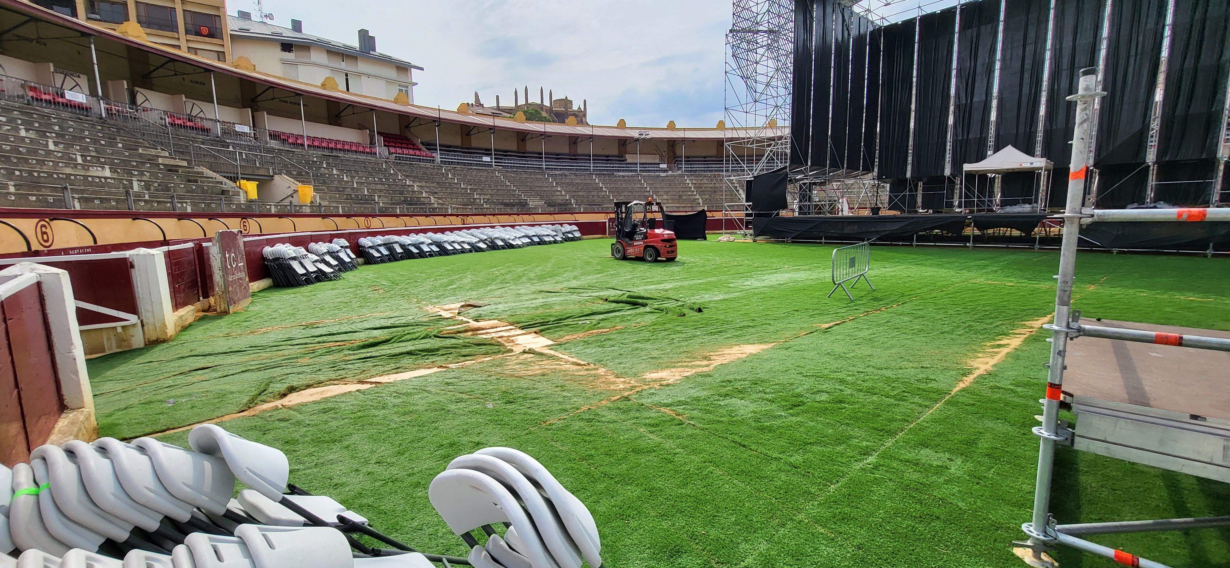 Imagen del césped instalado en la plaza de toros al día siguiente de la fuerte tormenta. 