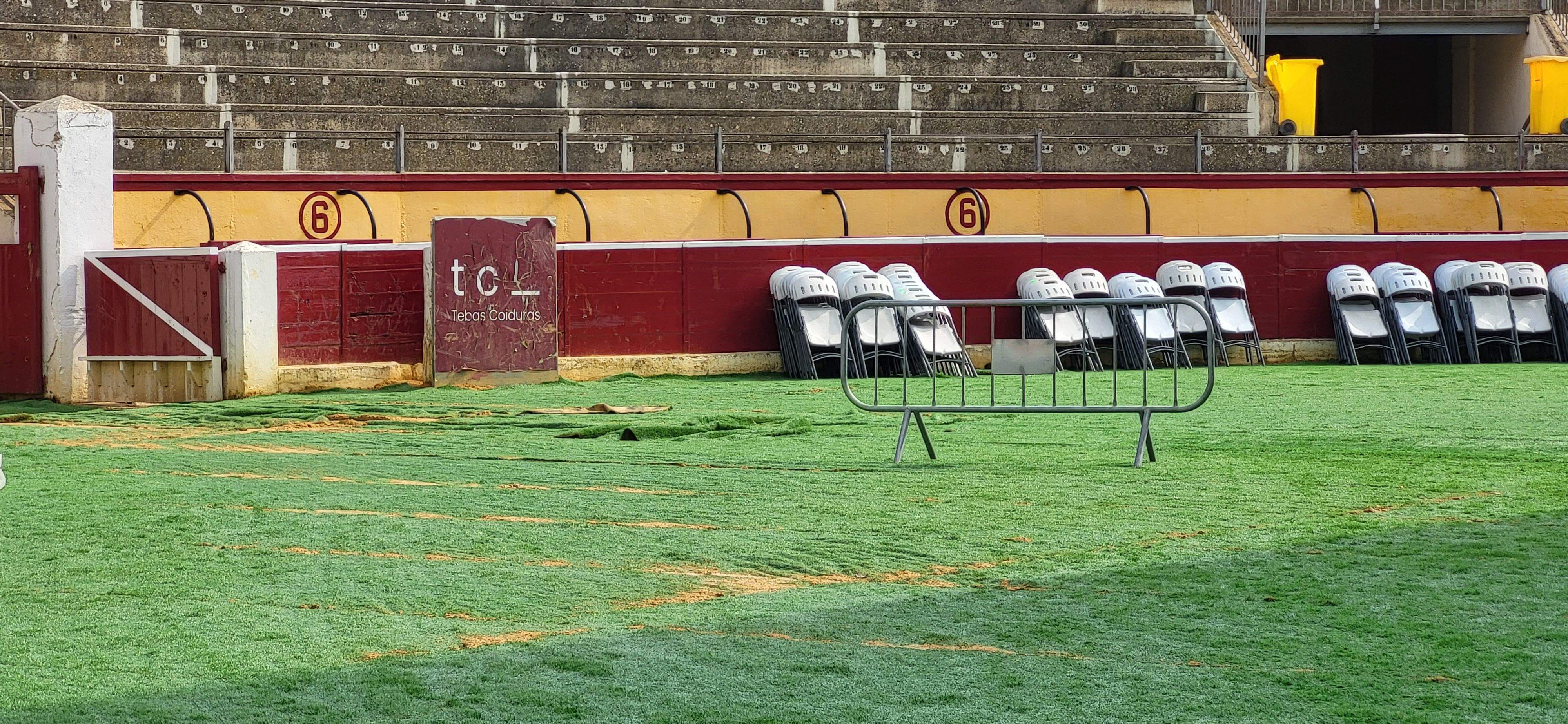 Estado del césped de la plaza de toros tras las tormentas del sábado. Foto: Mercedes Manterola