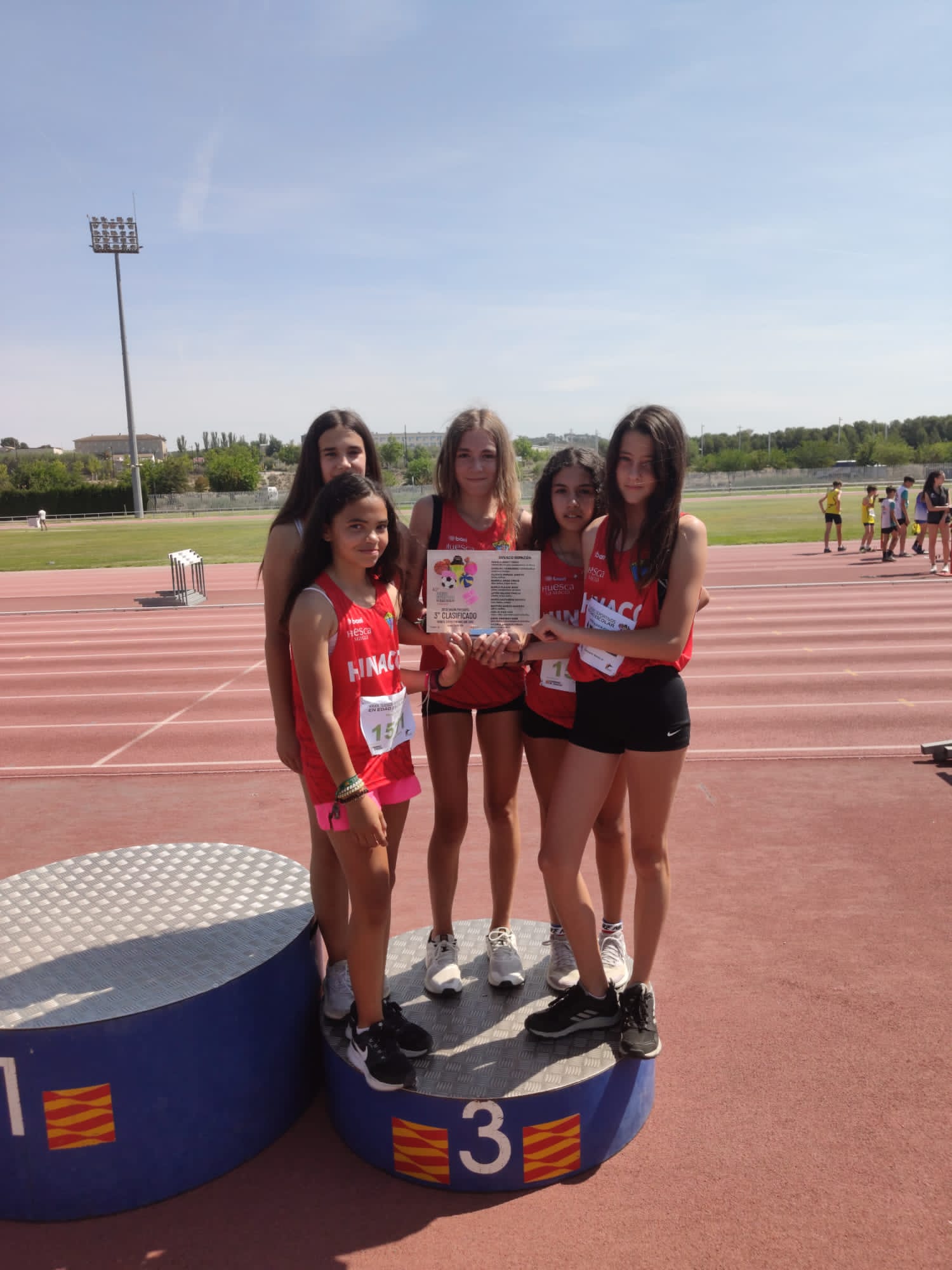 Atletas de Hinaco Monzón, bronce en el Infantil por equipos