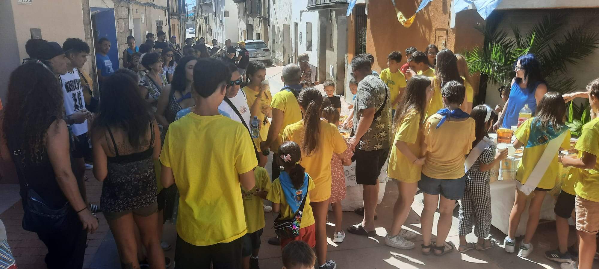 Ronda a las Reinas Infantiles. Foto Ayuntamiento de Ayerbe
