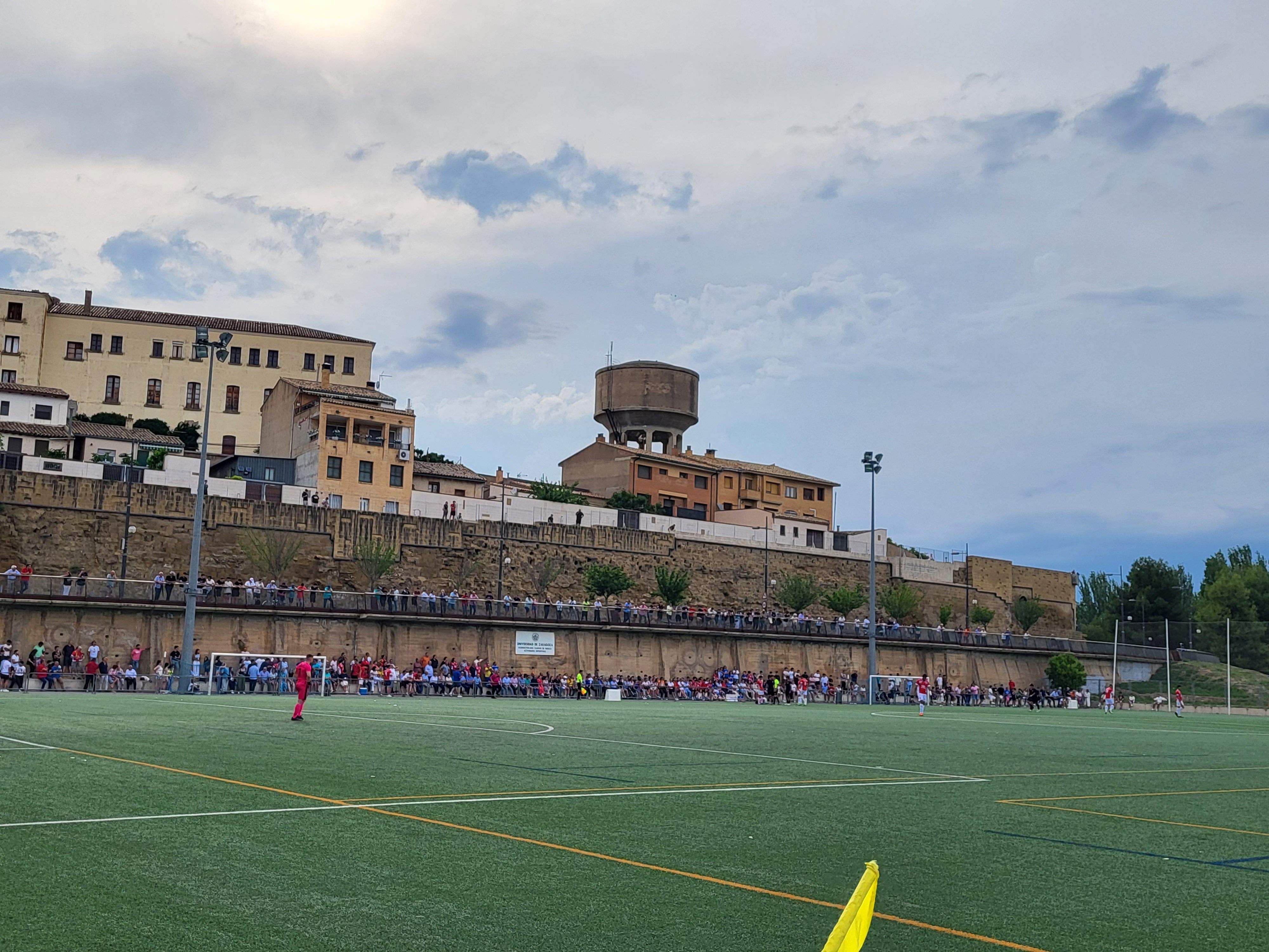 Ambiente en las gradas de la Universidad. Foto: A. Mora