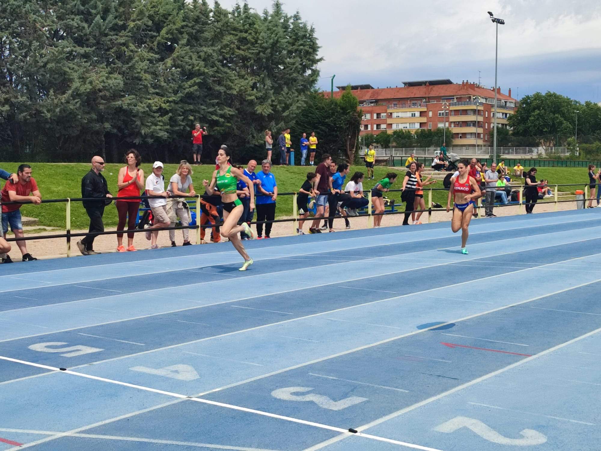 Inés Asso y Julieta Carbajal, 400 vallas fem